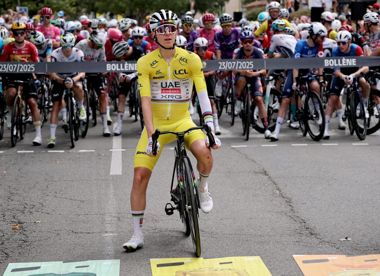 El líder, el esloveno Tadej Pogacar, al inicio de la etapa 17. EFE/EPA/CHRISTOPHE PETIT TESSON