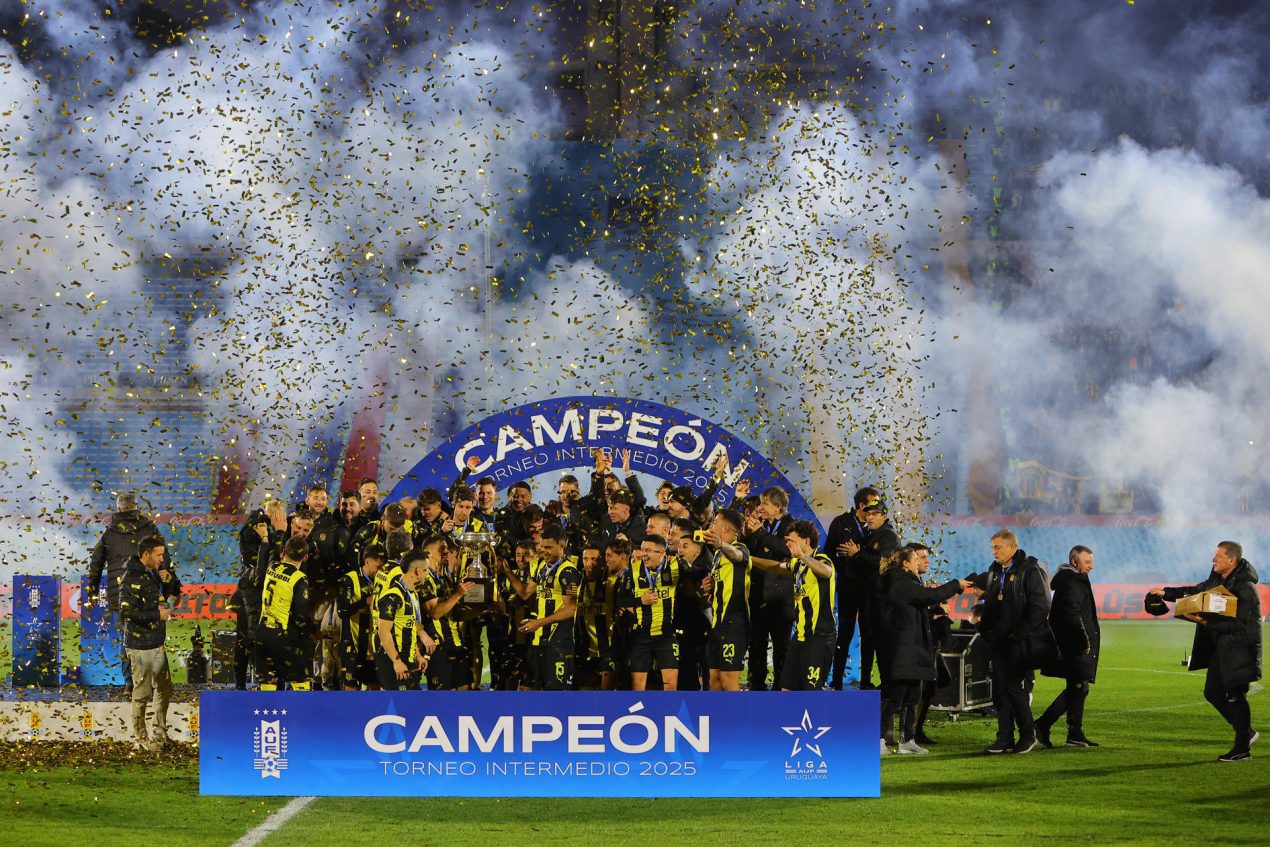 Jugadores de Peñarol celebran este domingo la conquista del Torneo Intermedio uruguayo en el estadio Centenario de Montevideo. EFE/Gaston Britos