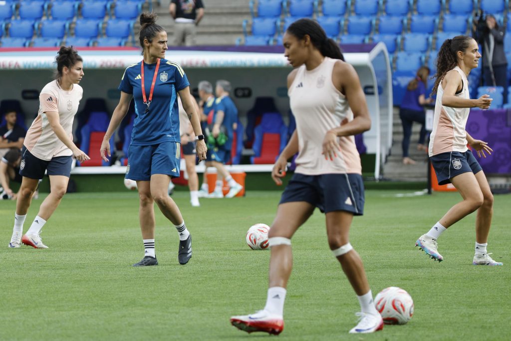 BASILEA (SUIZA), 26/07/2025.- La entrenadora de la selección española, Montse Tomé (2i), dirige un entrenamiento este sábado, en el St. Jakob Park de Basilea (Suiza), previo al partido de final de la Eurocopa Femenina 2025 que disputan España e Inglaterra. EFE/ Ana Escobar