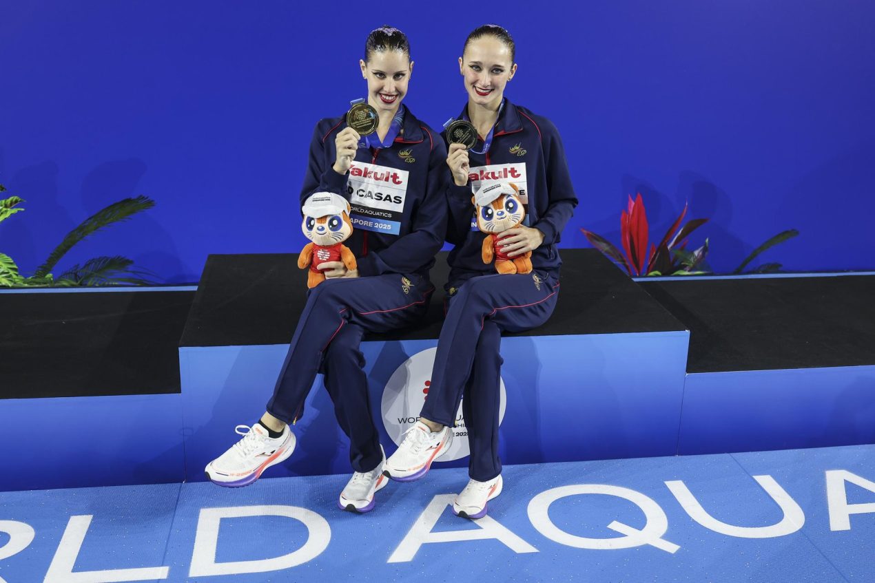 El dúo español, formado Lilou Lluis Valette e Iris Tió, oro en el dúo libre de natación artística de los Mundiales de Singapur. EFE/ FAZRY ISMAIL
