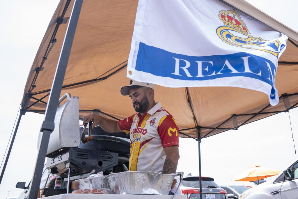 Un aficionado del Real Madrid prepara alimentos antes del juego del Mundial de Clubes entre Real Madrid y Borussia Dortmund. EFE/Ángel Colmenares