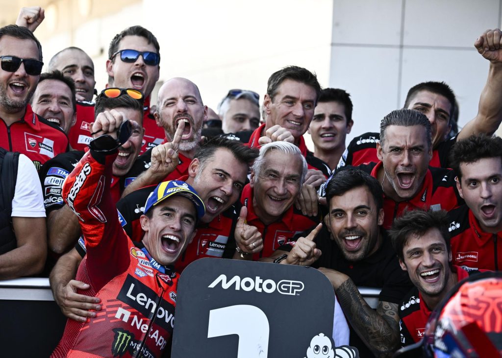 El piloto español Marc Márquez, líder del destacado del Mundial de MotoGP, tras ganar en Balatonfokajar, Hungría, en primera posición . EFE/EPA/Boglarka Bodnar