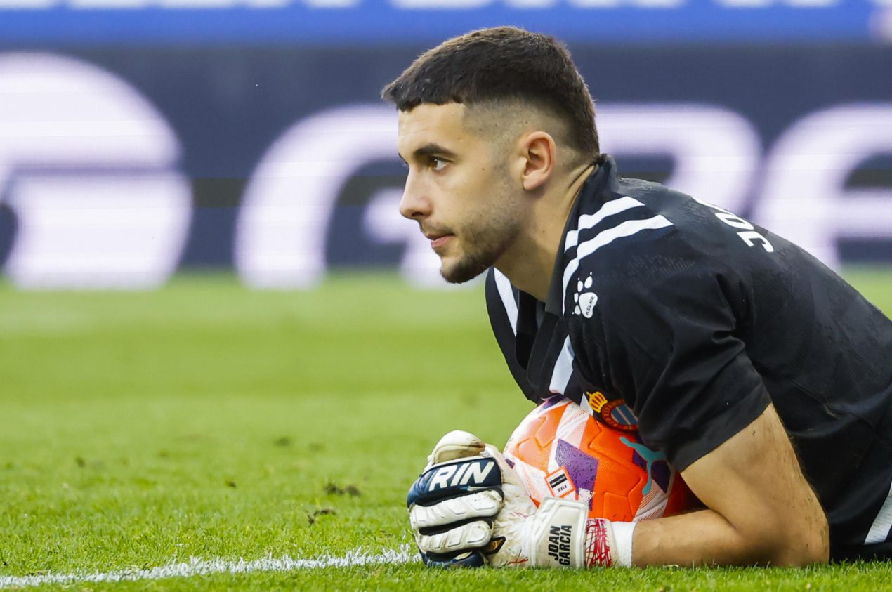El portero del Espanyol Joan García Pons durante el partido de la jornada 34 de LaLiga EA Sports que RCD Espanyol y Real Betis Balompié disputaron el 04 de mayo de 2025 en el RCDE Stadium de Cornellá de Llobregat (Barcelona). Foto de archivo de: Andreu Dalmau/EFE. 