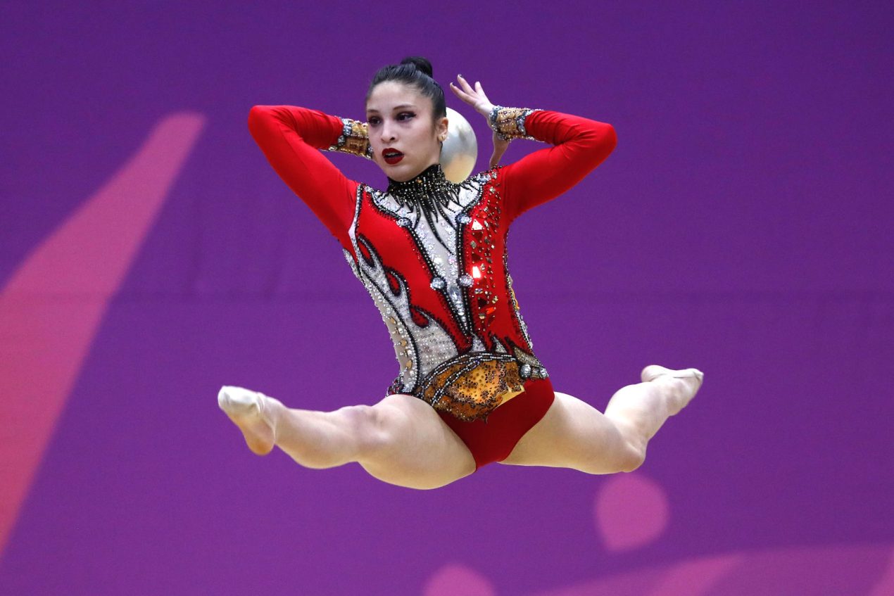 La venezolana Camila Arismendi cumplió este miércoles su rutina en la prueba de pelota individual de los Juegos Panamericanos Junior de Asunción. EFE/ Juan Pablo Pino