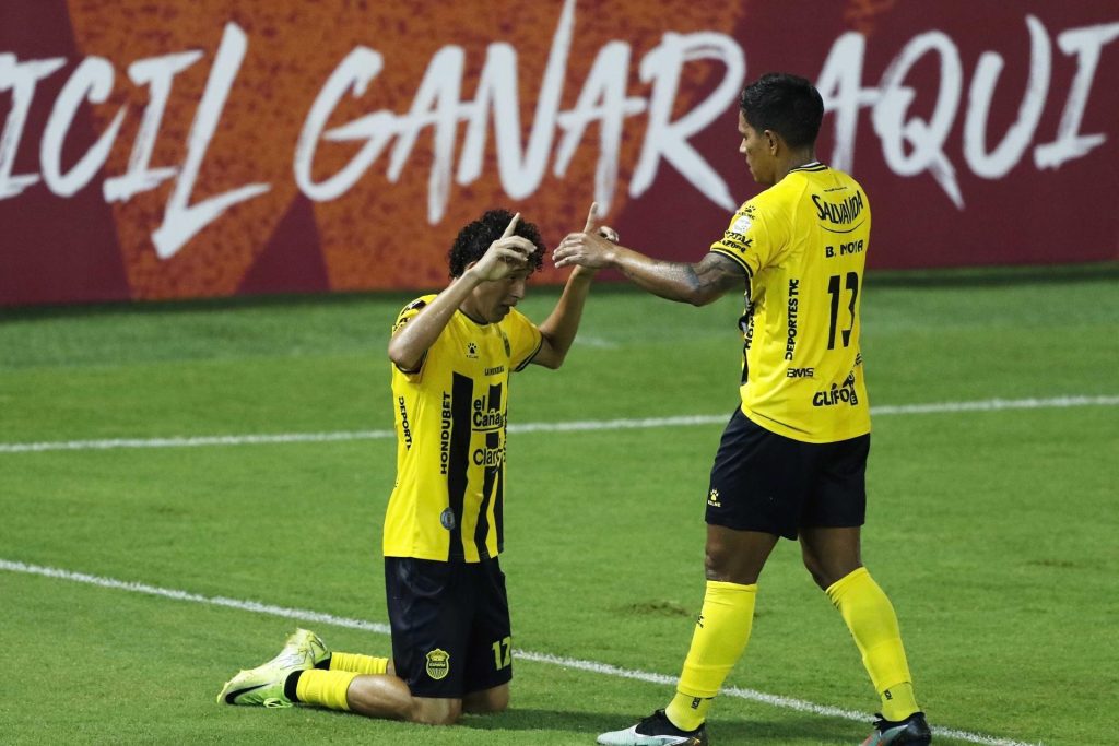 Jugadores de Real España celebran este jueves en San Pedro Sula la clasificación a los cuartos de final de la Copa Centroamericana. EFE/ José Valle