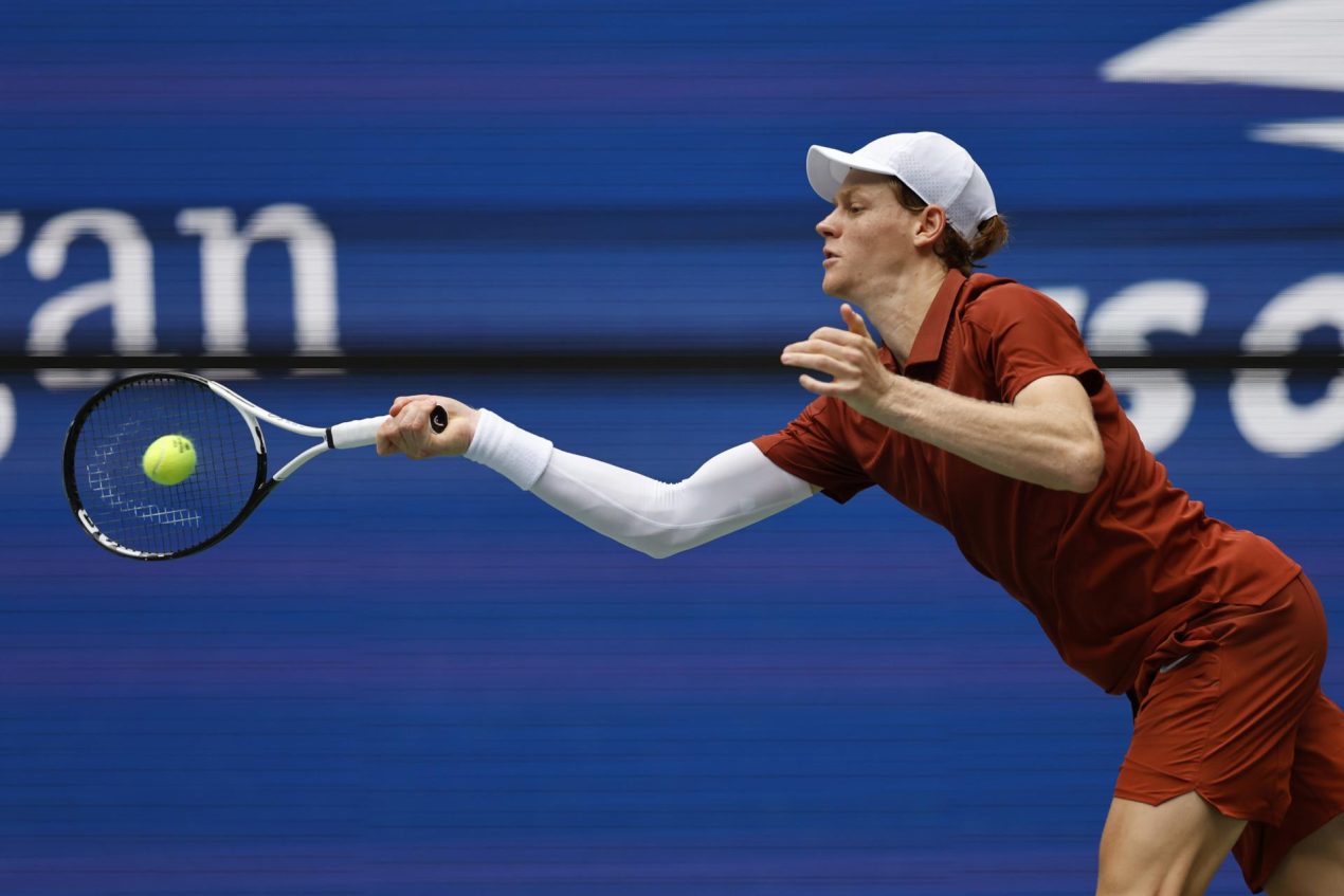 El italiano Jannik Sinner eliminó este martes al checo Vit Kopriva y avanzó a la segunda ronda del Abierto de Estados Unidos. EFE/EPA/JOHN G. MABANGLO