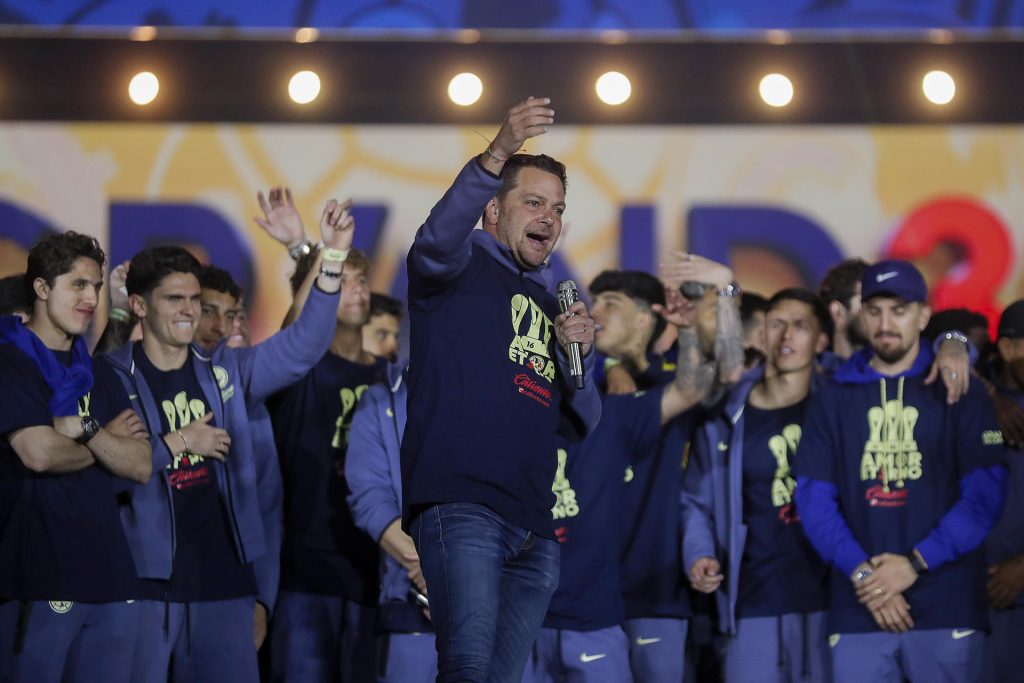 El presidente del América, Santiago Baños, habla durante una celebración por la obtención del tricampeonato en la explanada del estadio Azteca de Ciudad de México (México). Imagen de archivo. EFE/ Isaac Esquivel
