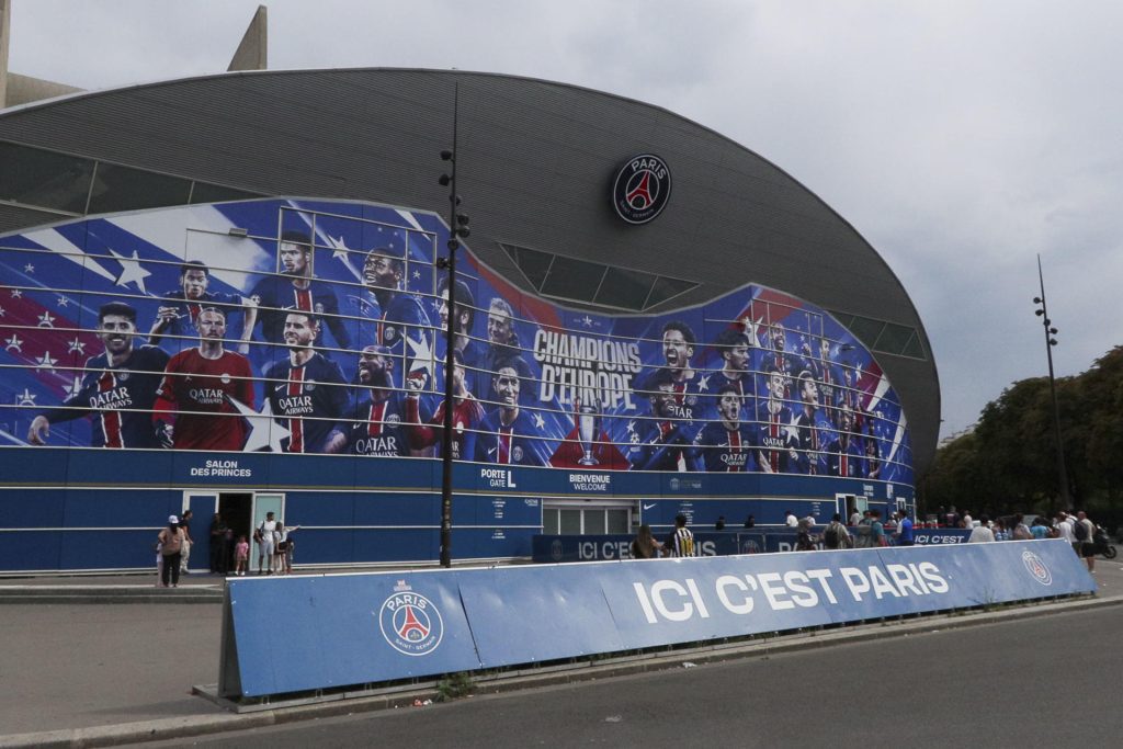 Entrada al campo del Parque de los Príncipes, el estadio en el que juega el París Saint-Germain, con la decoración que indica su victoria en la Liga de Campeones de la pasada temporada. El turista ha encontrado una nueva atracción en París: visitar la 'Orejona', el trofeo de la Liga de Campeones conquistado por primera vez por el París Saint-Germain (PSG) en junio pasado y que brilla en el Parque de los Príncipes. EFE/Edgar Sapiña Manchado
