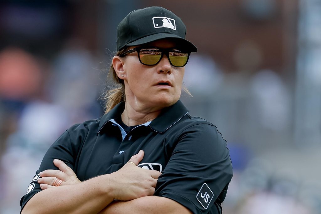 Jen Pawol, la primera árbitra en el béisbol de las Grandes Ligas. EFE/EPA/ERIK S. LESSER
