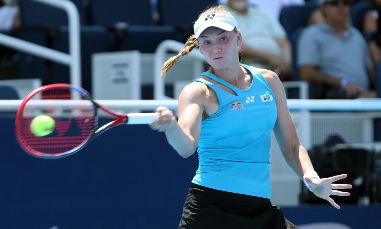 Elana Rybakina de Kazajistán en acción contra Aryna Sabalenka de Bielorrusia durante su partido de cuartos de final de individuales femeninos del Cincinnati Open en el Lindner Family Tennis Center en Mason, Ohio, EE.UU. EFE/EPA/MARK LYONS ////////// MASON (United States), 15/08/2025.- Elana Rybakina of Kazakhstan in action against Aryna Sabalenka of Belarus during their women's singles quarterfinal match of the Cincinnati Open at the Lindner Family Tennis Center in Mason Ohio, USA, 15 August 2025. (Tenis, Bielorrusia, Kazajstán) EFE/EPA/MARK LYONS
