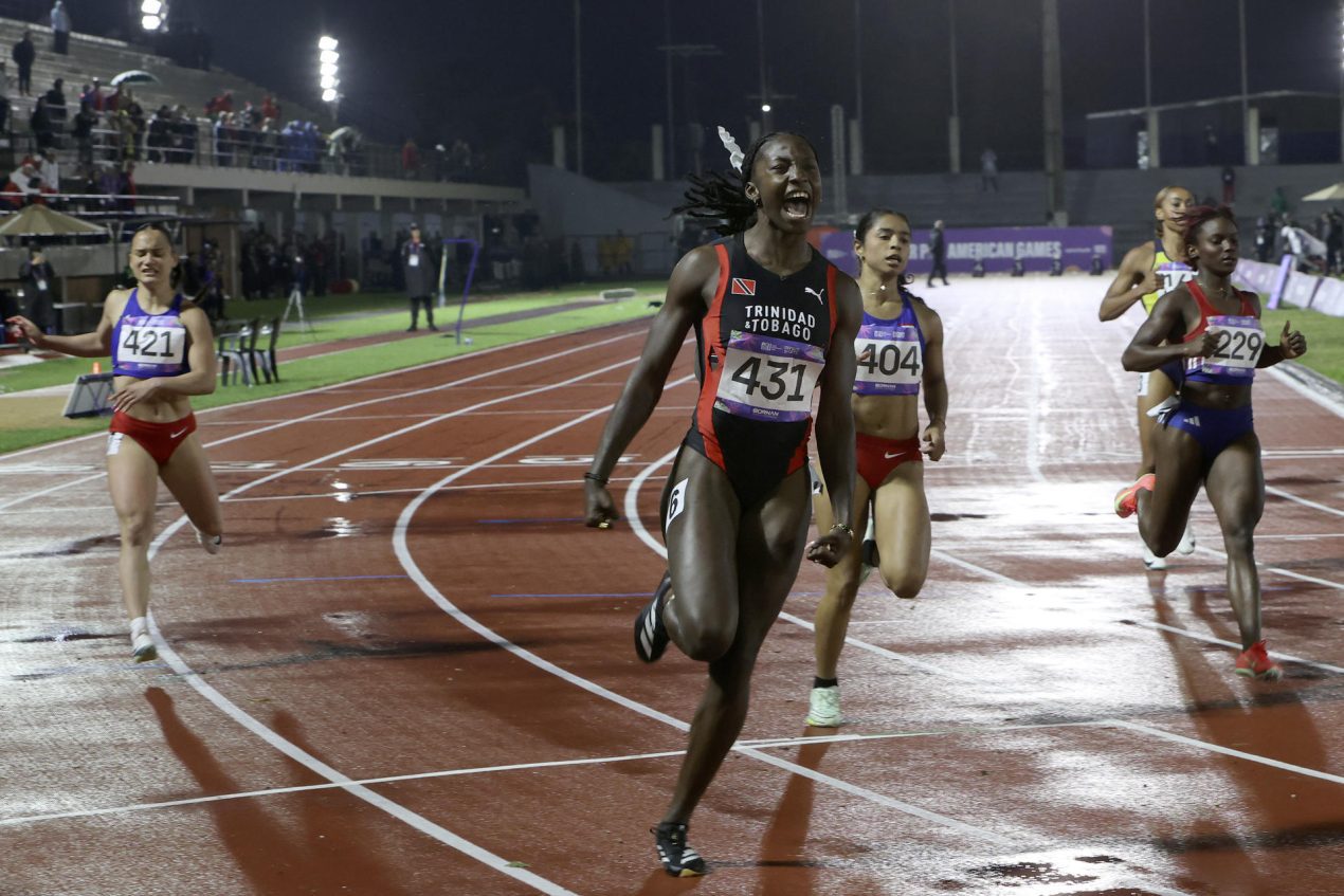 Shaniqua Bascombe (c), de Trinidad y Tobago, ganó la medalla de oro los 100 metros planos, en los II Juegos Panamericanos Junior en Luque (Paraguay). EFE/Rodrigo Sepúlveda