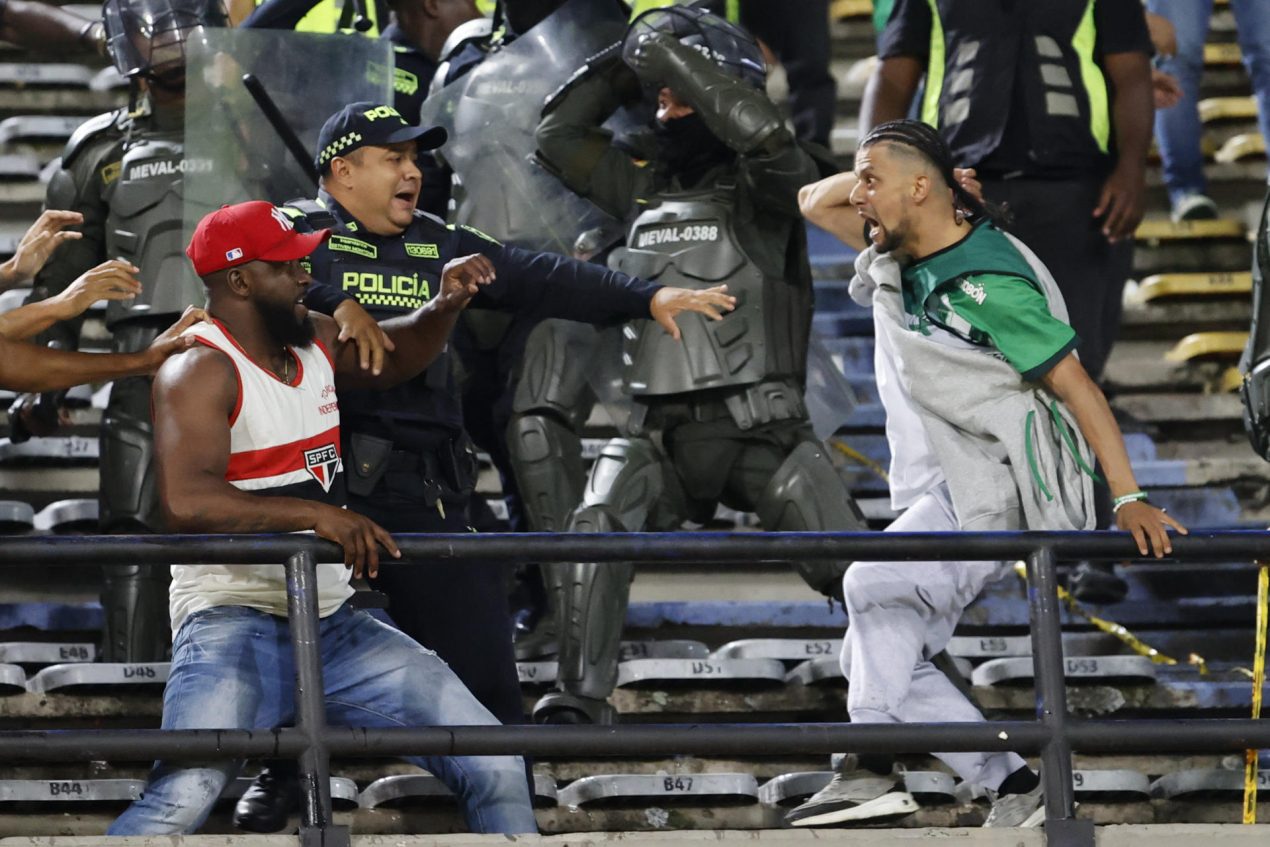 Fanáticos de Atlético Nacional y Sao Paulo enfrentan este martes al término del partido de octavos de final de la Copa Libertadores jugado en el estado Atanasio Girardot de la ciudad colombiana de Medellín. EFE/Mauricio Dueñas Castañeda