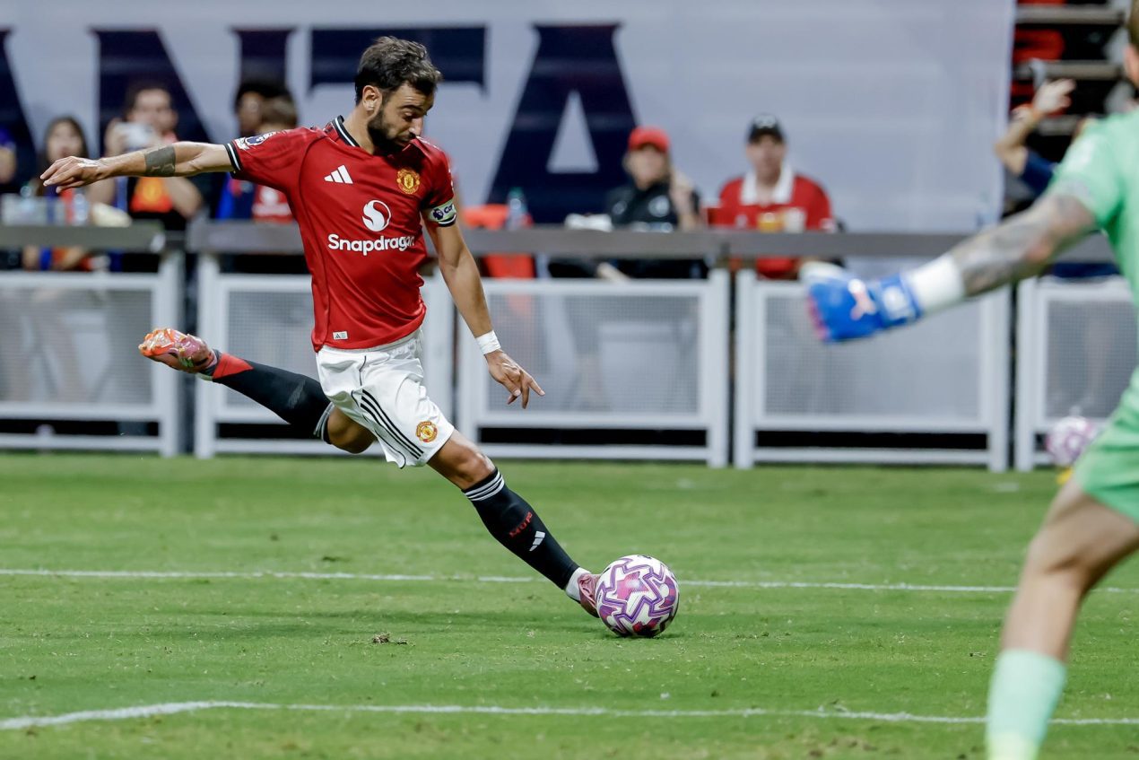Bruno Fernandes (i) anotó este domingo en Atlanta (Georgia) el primero de los dos goles del empate 2-2 del Manchester United con Everton en el cierre de la gira de pretemporada. EFE/EPA/ERIK S. LESSER 