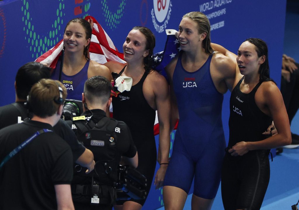 El equipo de Estados Unidos celebra con su bandera nacional tras ganar y batir un récord mundial en la final de natación de relevos 4x100 m estilos femenino en el Campeonato Mundial de Natación de Singapur 2025, celebrado en Singapur el 3 de agosto de 2025. (Singapur) EFE/EPA/FAZRY ISMAIL
