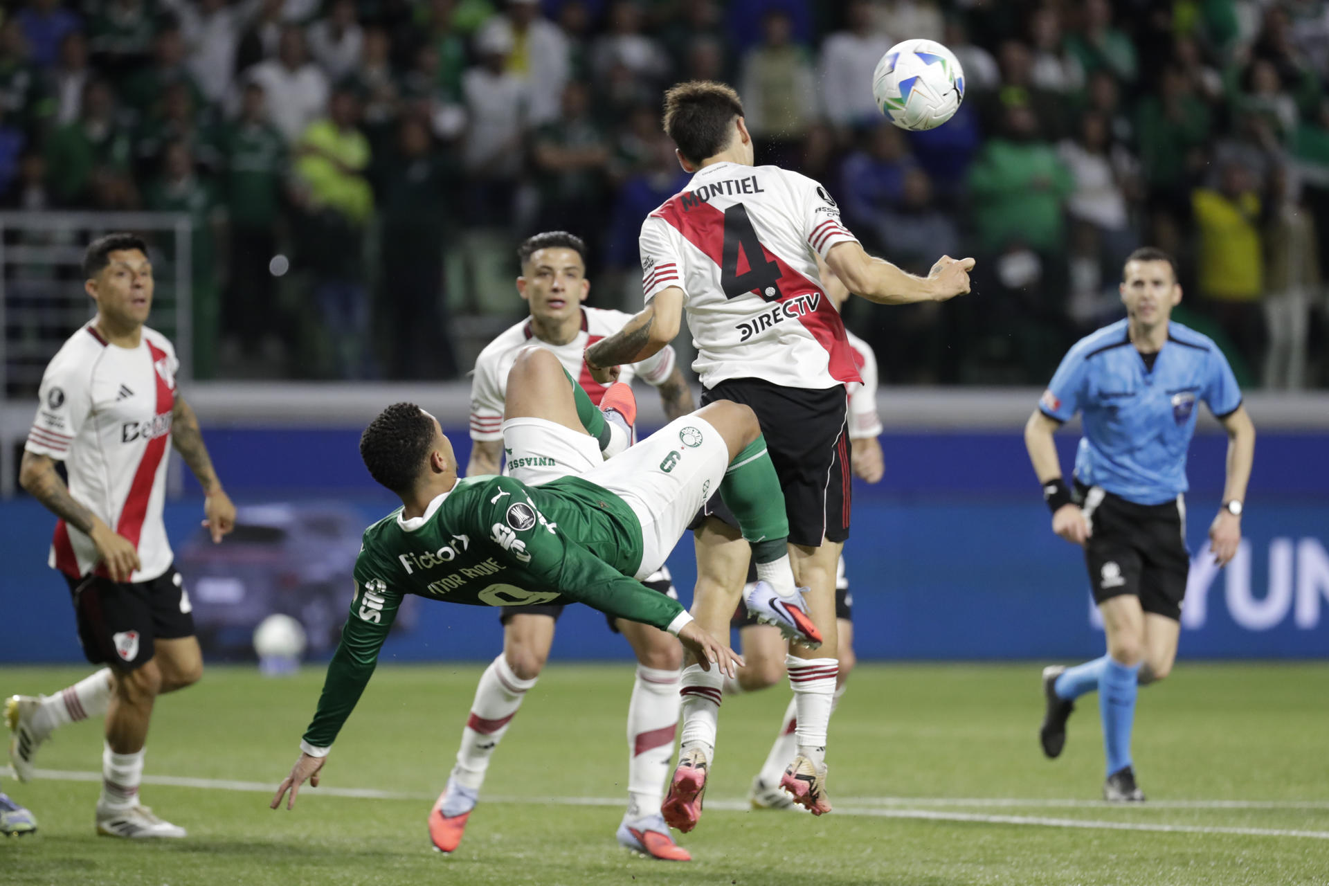 Gonzalo Montiel (d) de River Plate disputa el balón con Vitor Roque de Palmeiras en un partido de cuartos de final de la Copa Libertadores. EFE/ Sebastião Moreira