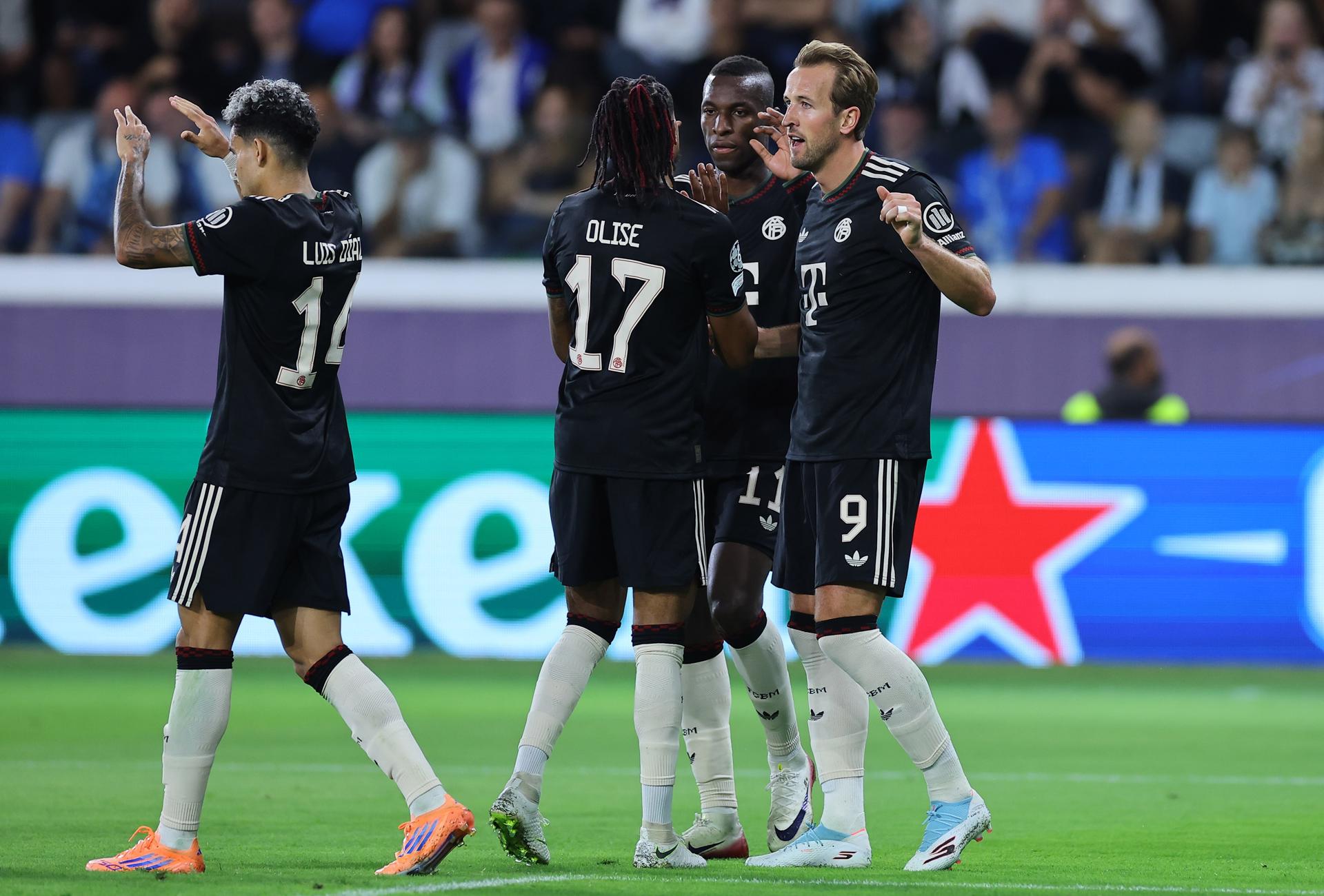Harry Kane (d), del Bayern, celebra su segundo gol ante el Pafos en la segunda jornada de la Liga de Campeones. EFE/EPA/SAKIS SAVVIDES