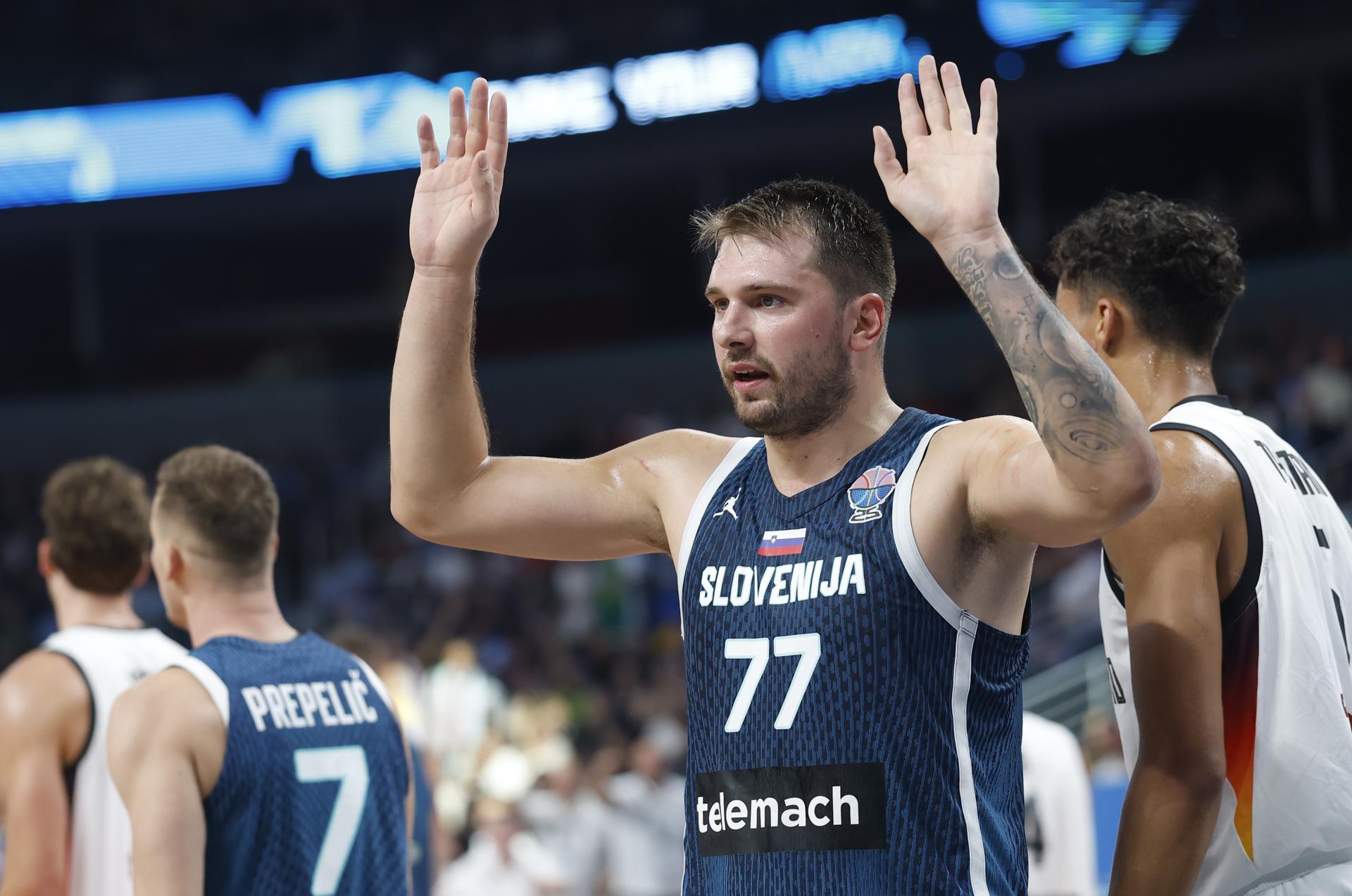 Alemania logró clasificarse para las semifinales del Eurobasket, donde se enfrentará a Finlandia, derrotando en un vertiginoso duelo a la Eslovenia de Luka Doncic (99-91). EFE/EPA/TOMS KALNINS