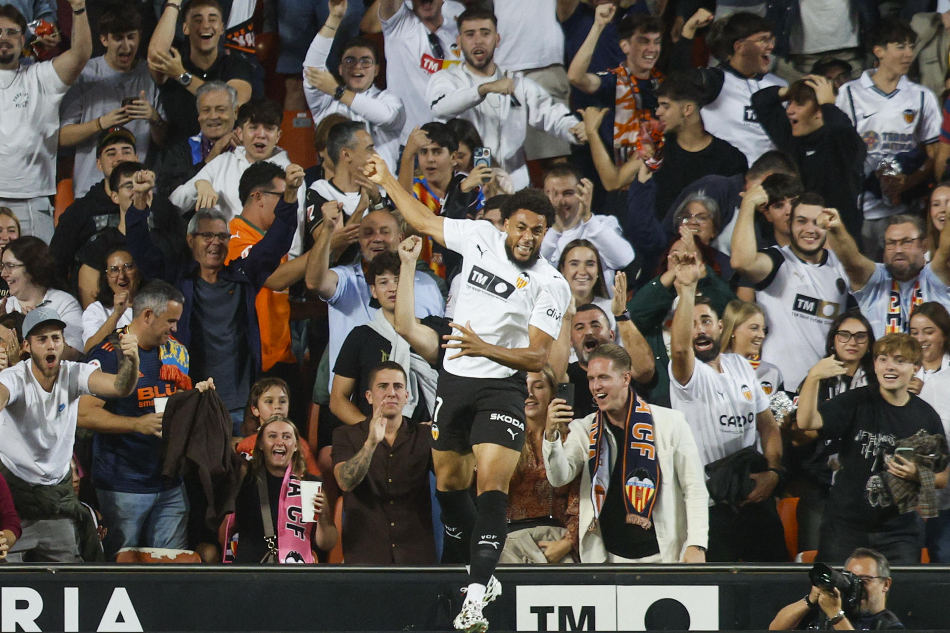 El delantero del Valencia Arnaut Danjuma celebra tras marcar ante el Oviedo, durante el partido de LaLiga de fútbol que Valencia CF y Real Oviedo disputan en el estadio de Mestalla. EFE/Kai Forsterling
