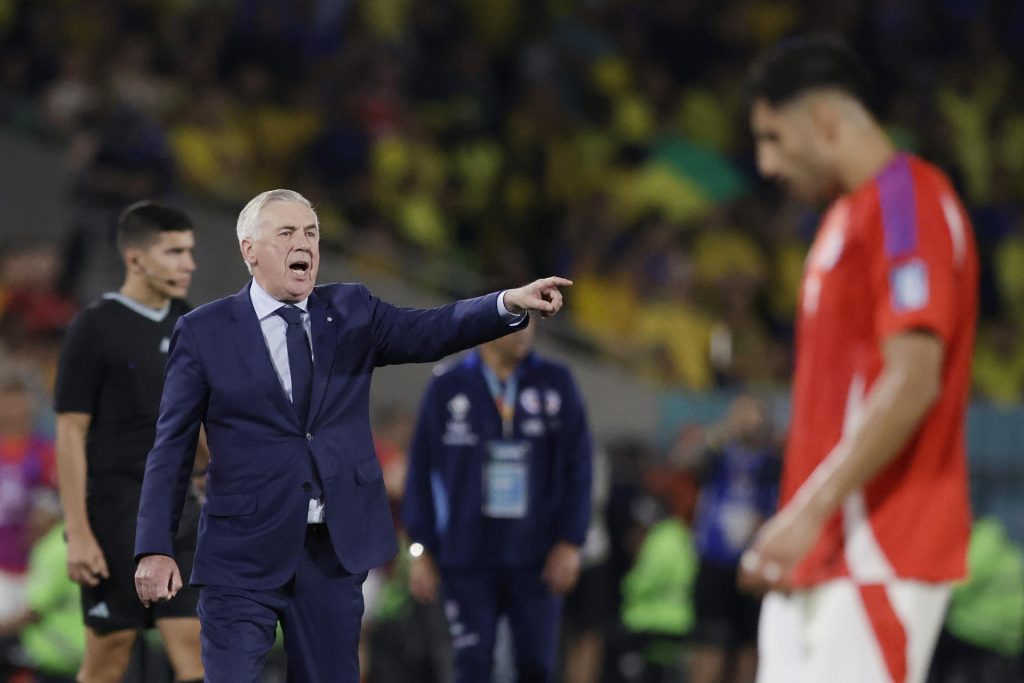 El seleccionador de Brasil, Carlo Ancelotti, da indicaciones en un partido por las eliminatorias a la Copa Mundial 2026 entre Brasil y Chile en el estadio Maracaná en Río de Janeiro (Brasil). EFE/ Andre Coelho
