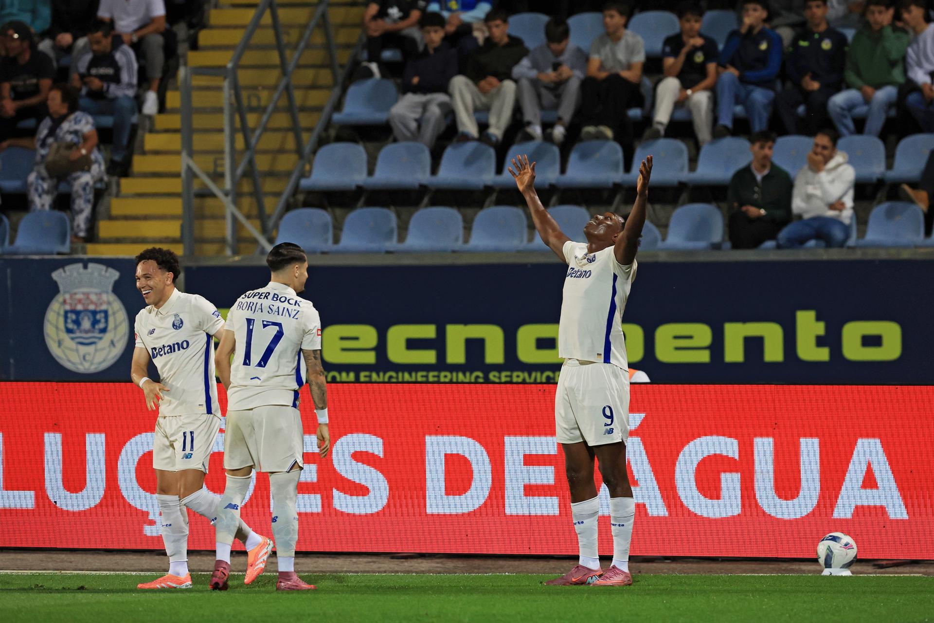 El jugado del FC Oporto Samu (d) celebra el 0-l durante el partido de la Liga Portuguesa que han jugado FC Arouca y FC Porto, en Arouca, Portugal. EFE/EPA/ESTELA SILVA