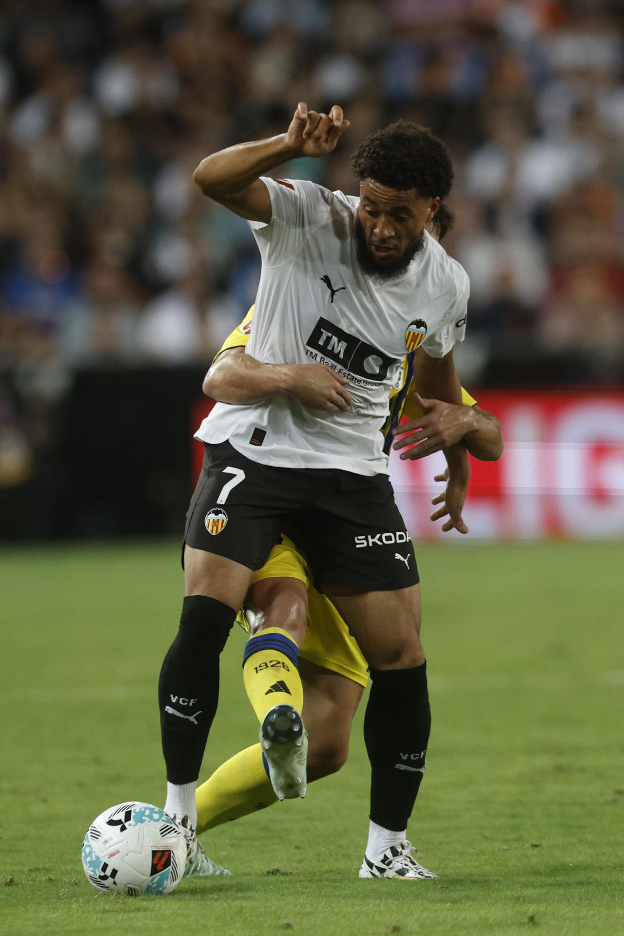 El jugador del Valencia Arnaut Danjuma (delante) pelea por el balón con el jugador del Oviedo, Lucas Ahijado, durante el partido de Liga EA Sports que el Valencia CF y el Real Oviedo disputan en el estadio de Mestalla. EFE/Kai Försterling