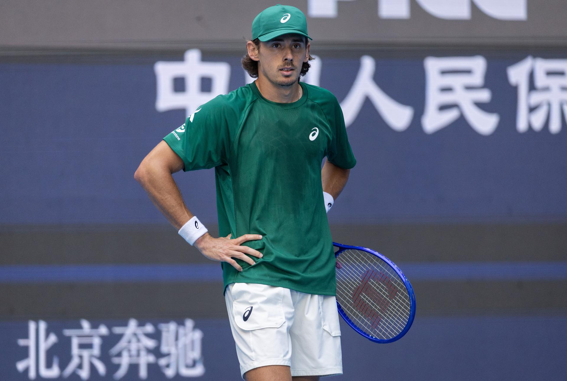 El australiano Alex de Minaur durante el partido contra el italiano Jannik Sinner en el Abierto de China, en Pekin. EFE/EPA/JESSICA LEE