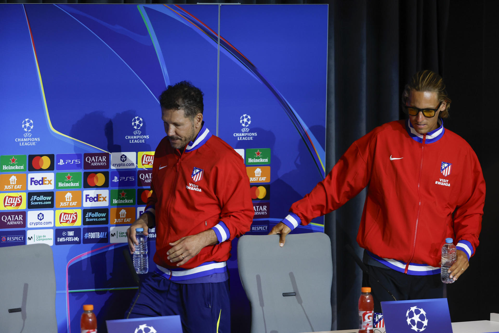 El entrenador del Atlético de Madrid, Diego Pablo Simeone, y el centrocampista Marcos Llorente durante una rueda de prensa en el estadio Metropolitano este lunes, donde mañana el conjunto disputa el partido de Liga de Campeones contra el Eintracht Frankfurt. EFE/Juanjo Martín