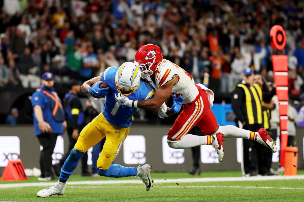 Quentin Johnston (i), de los Chargers, avanza con el balón frente a Jaden Hicks, de los Chiefs, en un partido de la NFL entre Los Ángeles Chargers y Kansas City Chiefs en el estadio Neo Química Arena en São Paulo (Brasil). EFE/Isaac Fontana
