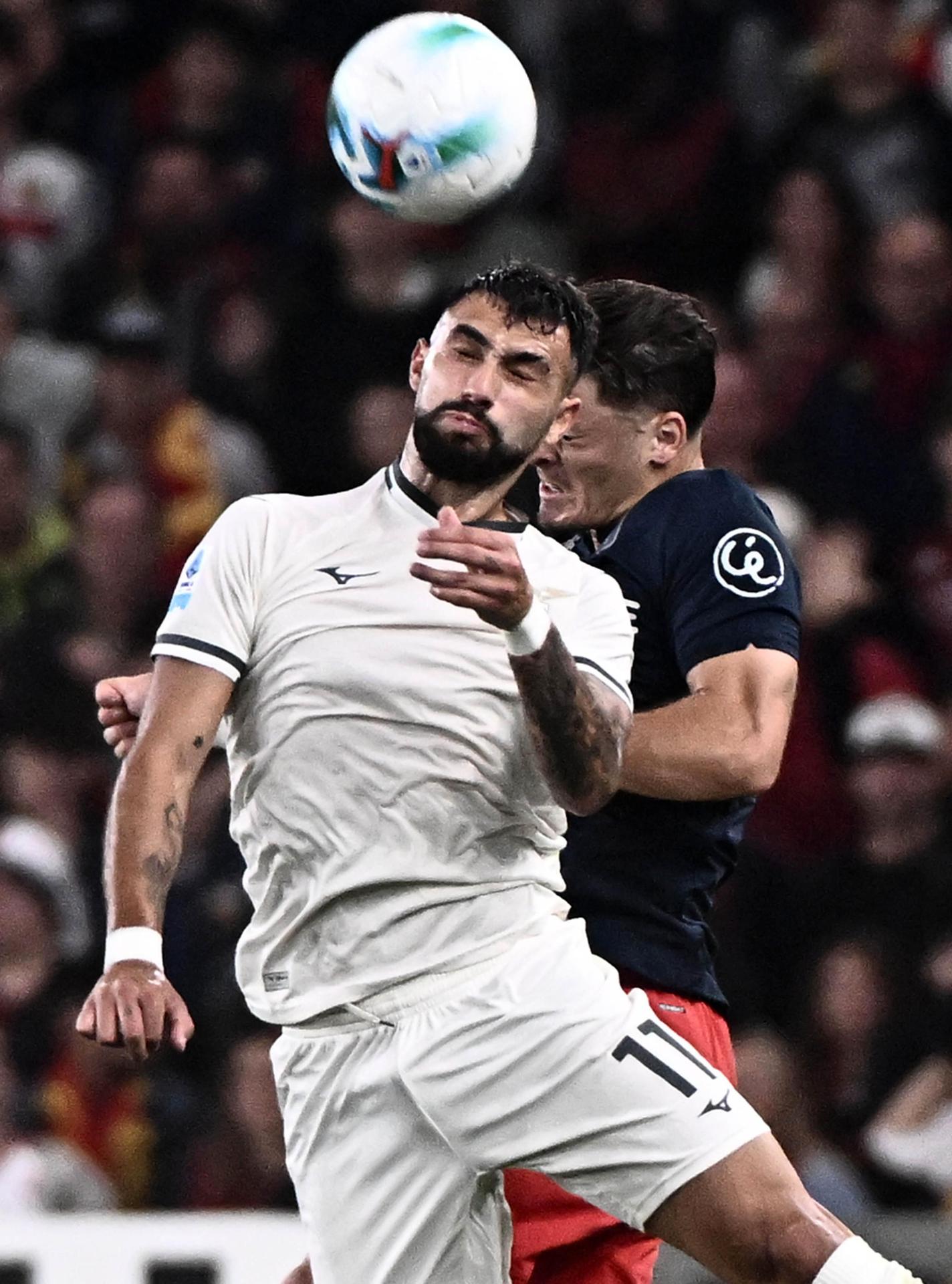 El jugador del Lazio Taty Castellanos (I) durante el partido de la Serie A que han jugado Genoa CFC y SS Lazio, en Génova. EFE/EPA/LUCA ZENNARO