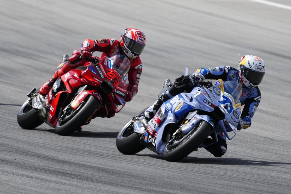 Fotografía de Enric Fontcuberta, en la que puede verse en una imagen de archivo del pasado 7 de septiembre al piloto español Álex Márquez (BK8 Gresini Racing MotoGP) (73), seguido de su hermano y actual líder del Mundial de MotoGP, Marc Márquez (93). EFE