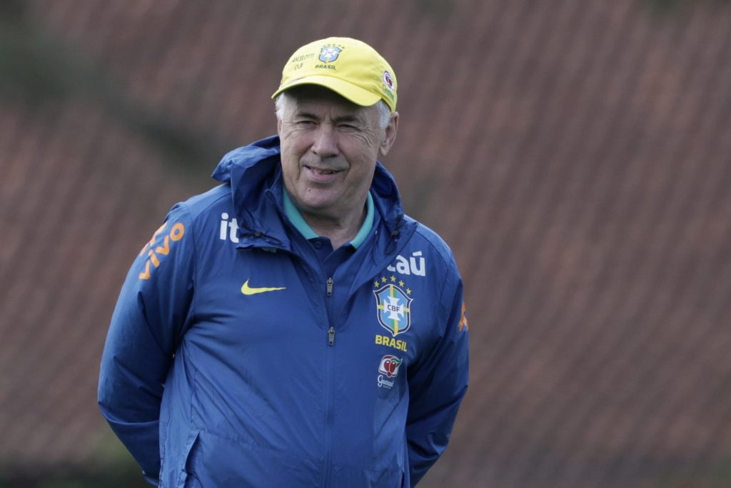 El entrenador de la selección brasileña de fútbol, Carlo Ancelotti, participa durante un entrenamiento este lunes en Granja Comary, en la ciudad de Teresópolis (Brasil). EFE/André Coelho
