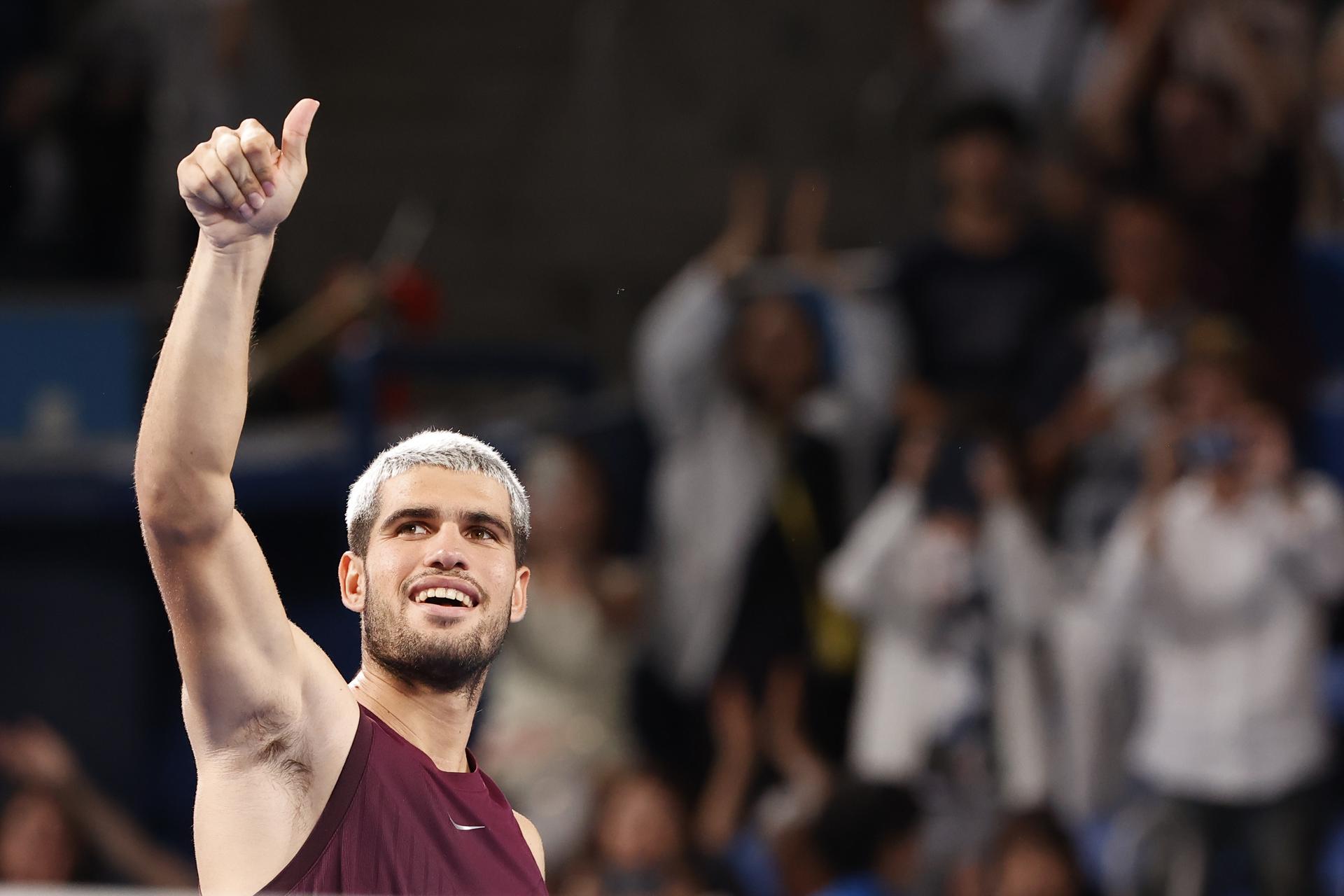 El tenista español Carlos Alcaraz celebra la victoria ante el noruego Casper Ruud en Japón, Toki. EFE/EPA/RODRIGO REYES MARIN