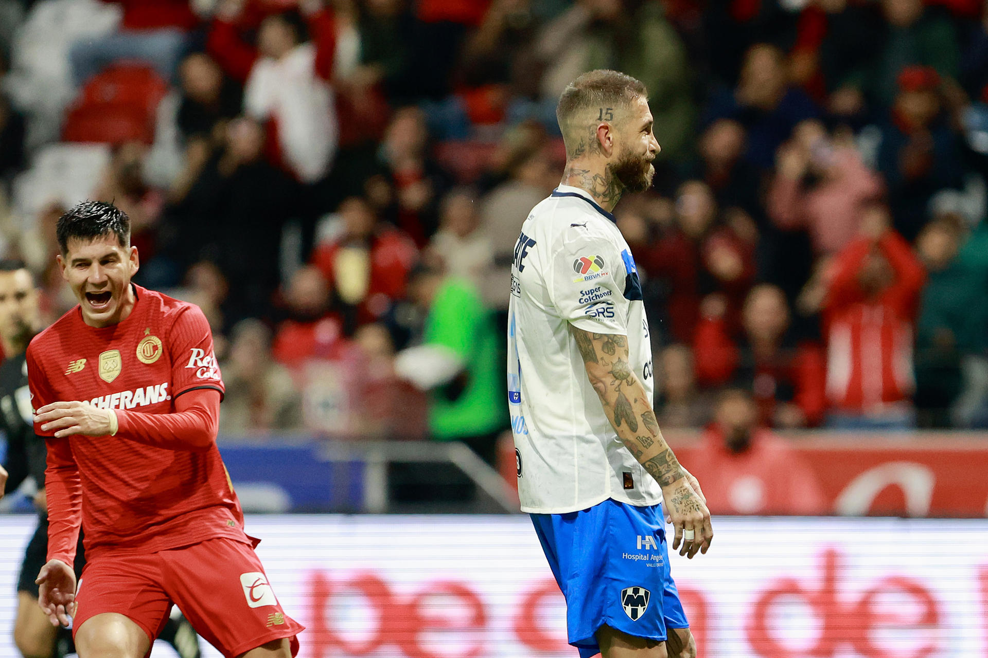 Sergio Ramos (d) de Monterrey reacciona este miércoles, durante un partido de la Liga MX entre Toluca y Monterrey en el estadio Nemesio Diez, en Toluca (México). EFE/ Felipe Gutiérrez