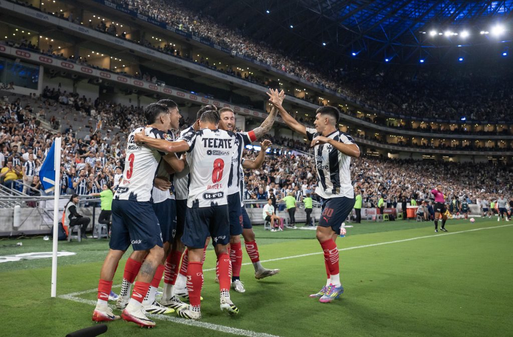 Jugadores de Monterrey celebran un gol en un partido de la Liga MX en el estadio BBVA, en Monterrey (México). EFE/ Miguel Sierra