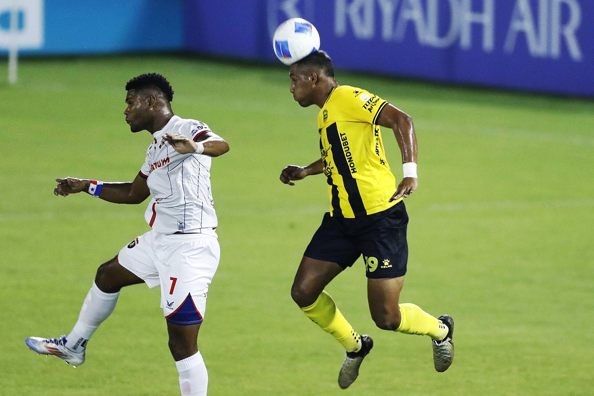 Daniel Aparicio (d) del Real España hondureño disputa el balón este miércoles con Jorlian Sánchez, del Plaza Amador panameño, que se impuso a domicilio por 0-1 en el partido de ida de los cuartos de final de la Copa Centroamericana jugado en San Pedro Sula. EFE/José Valle