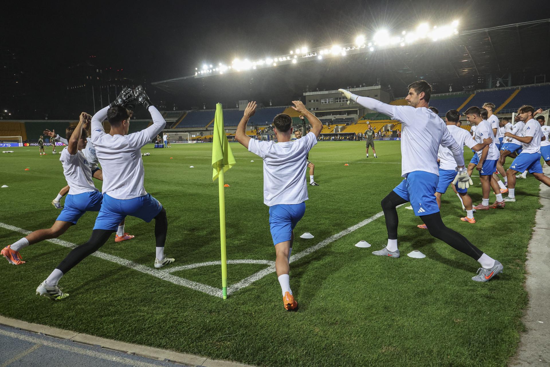 Los jugadores del Real Madrid se ejercitan en vísperas del partido de la UEFA Champions League que jugarán este martes Kairat Almaty y Real Madrid, en Almaty, Kazajistán. EFE/EPA/MAXIM SHIPENKOV