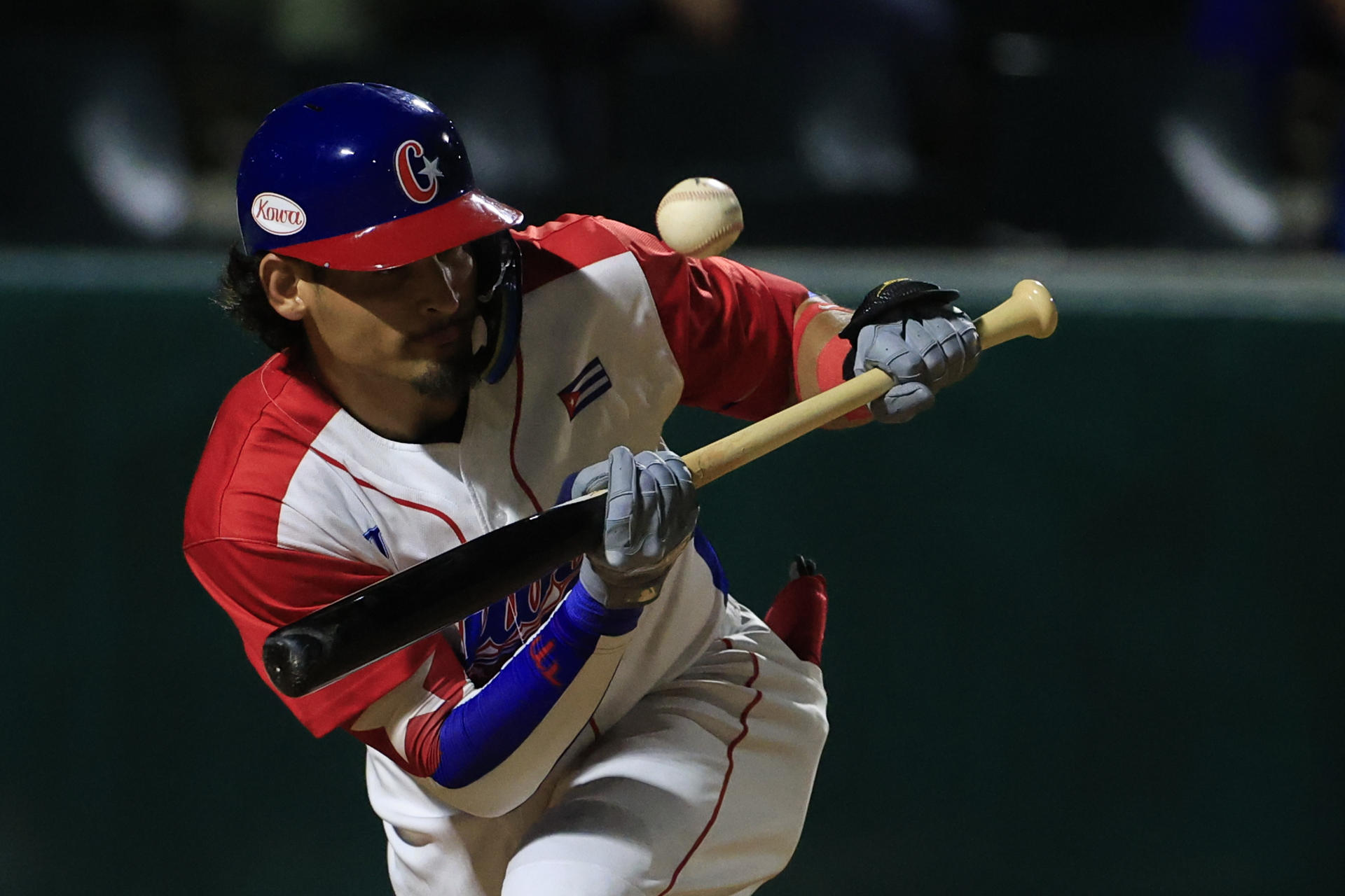 El cubano Christian Rodríguez batea de sacrfificio este lunes durante un partido del Campeonato Panamericano de Béisbol Sub-23 contra Aruba en el estadio Justino Salinas, de La Chorrera (Panamá). EFE/ Bienvenido Velasco