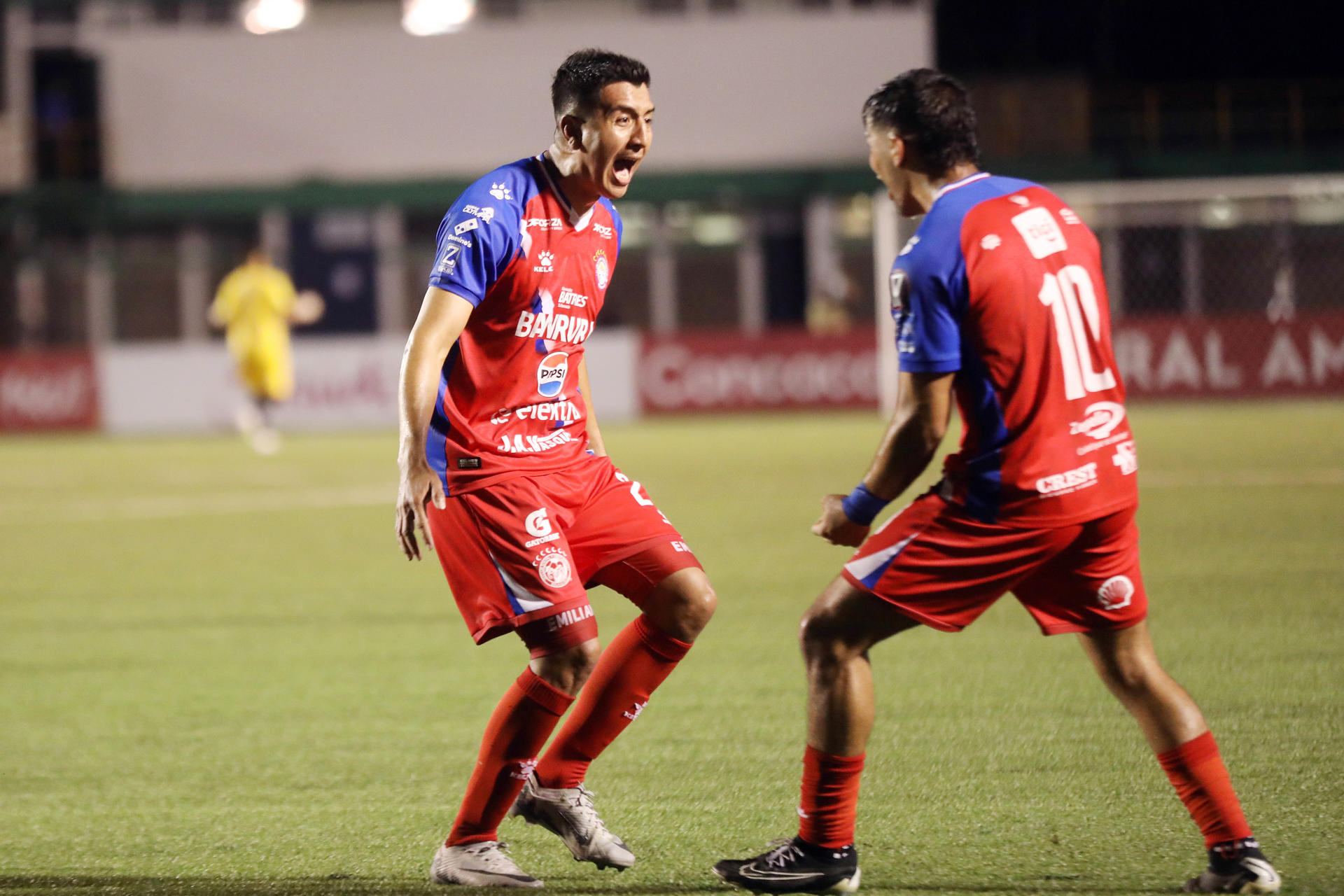 Kevin Ruiz (i) y Antonio López del Xelajú guatemalteco celebran este miércoles la victoria en el partido de ida de los cuartos de final de la Copa Centroamericana jugado en Ciudad de Guatemala. EFE/Fernando Ruiz