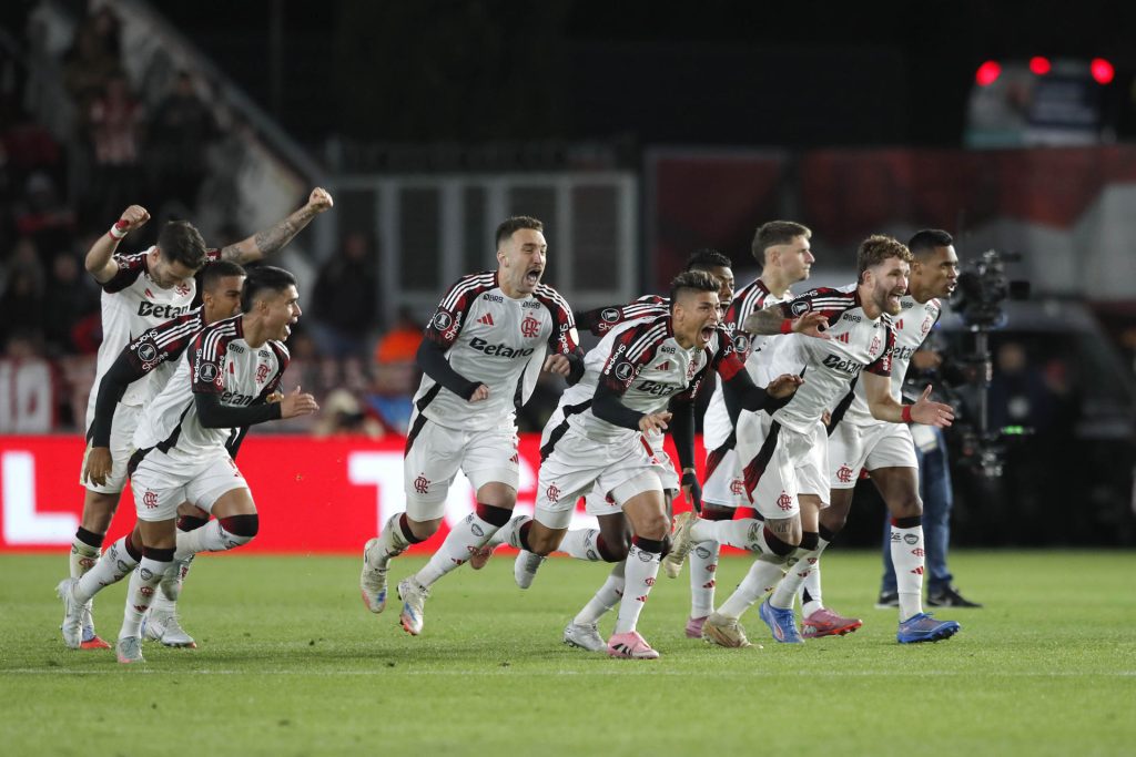 Jugadores de Flamengo celebran el triunfo al finalizar un partido de los cuartos de final de la Copa Libertadores. EFE/ Demian Alday
