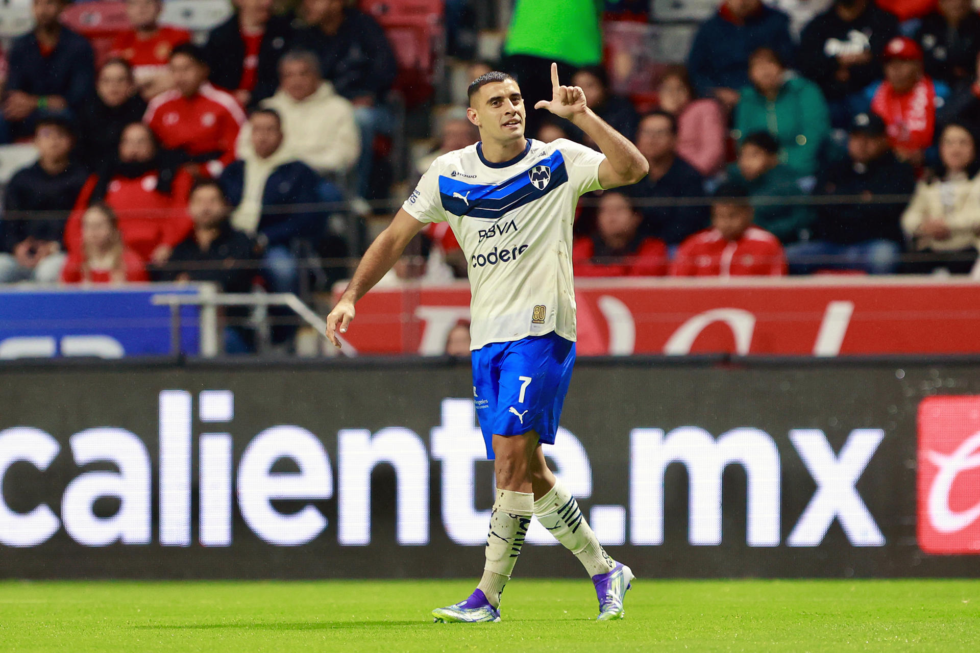 Germán Berterame de Monterrey celebra un gol este miércoles, en un partido del torneo Apertura 2025 de la Liga MX entre Toluca y Monterrey en el estadio Nemesio Diez en Toluca (México). EFE/Felipe Gutiérrez