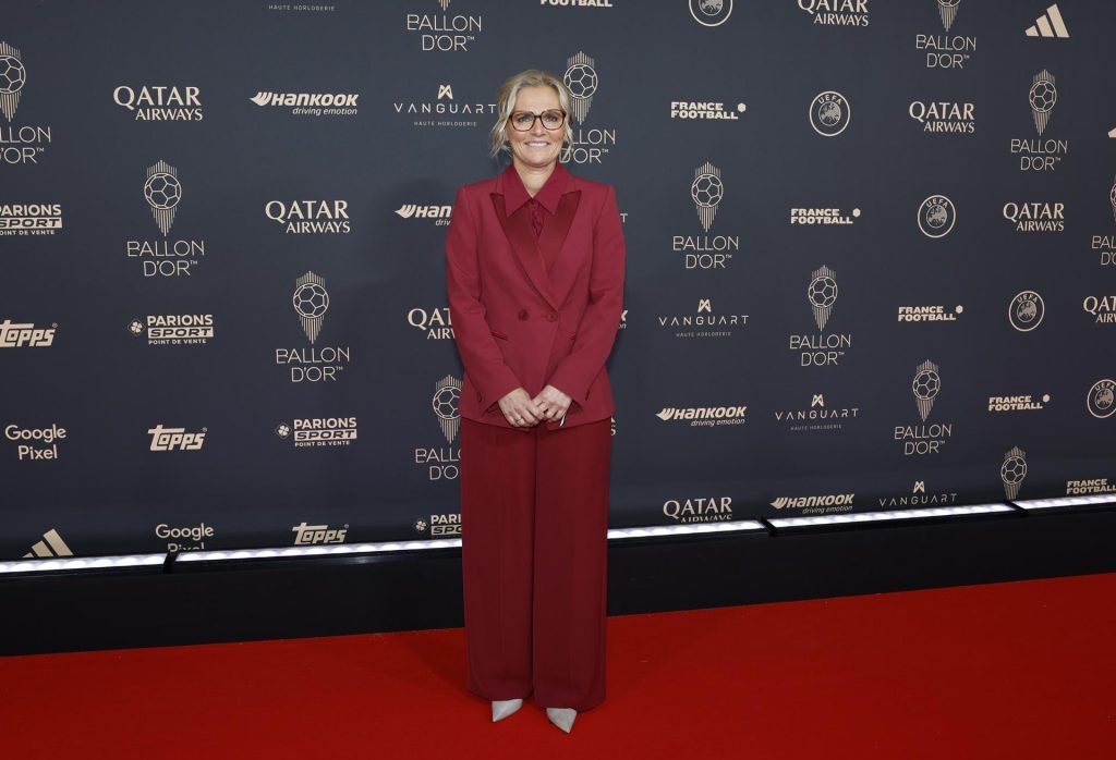 La entrenadora de la selección femenina de Inglaterra, Sarina Wiegman, en los prolegómenos de la ceremonia de entrega del Balón de Oro en el Theatre du Chatelet en París. EFE/ Mohammed Badra
