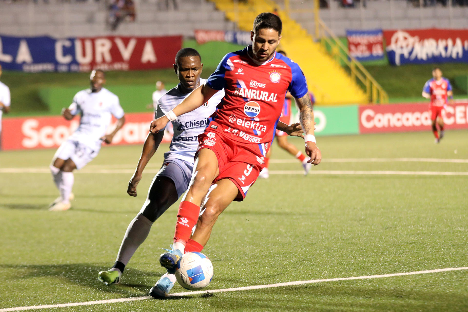 Pedro Báez (d), del Xelajú guatemalteco, disputa este miércoles el balón con Rigoberto Niño, del Sporting San Miguelito panameño en el partido de ida de los cuartos de final de la Copa Centroamericana jugado en Ciudad de Guatemala. EFE/Fernando Ruiz , en un partido de la Copa Centroamericana de Concacaf entre Xelajú MC y Sporting San Miguelito en el estadio Cementos Progreso, en Ciudad de Guatemala (Guatemala). EFE / Fernando Ruiz