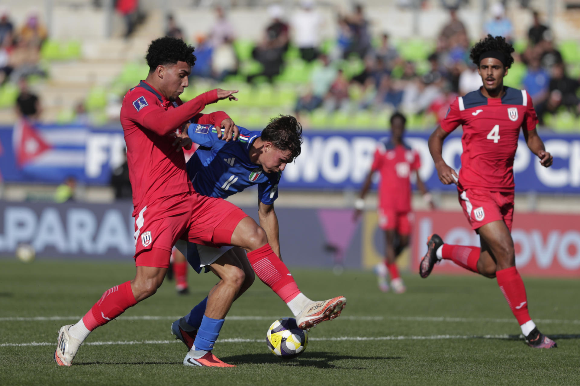 Mattia Mosconi (c) de Italia disputa el balón con Karel Pérez (i) de Cuba este miércoles en un partido de la Copa Mundial Sub-20 en el estadio Elías Figueroa Brander, en Valparaiso (Chile). EFE/ Adriana Thomasa