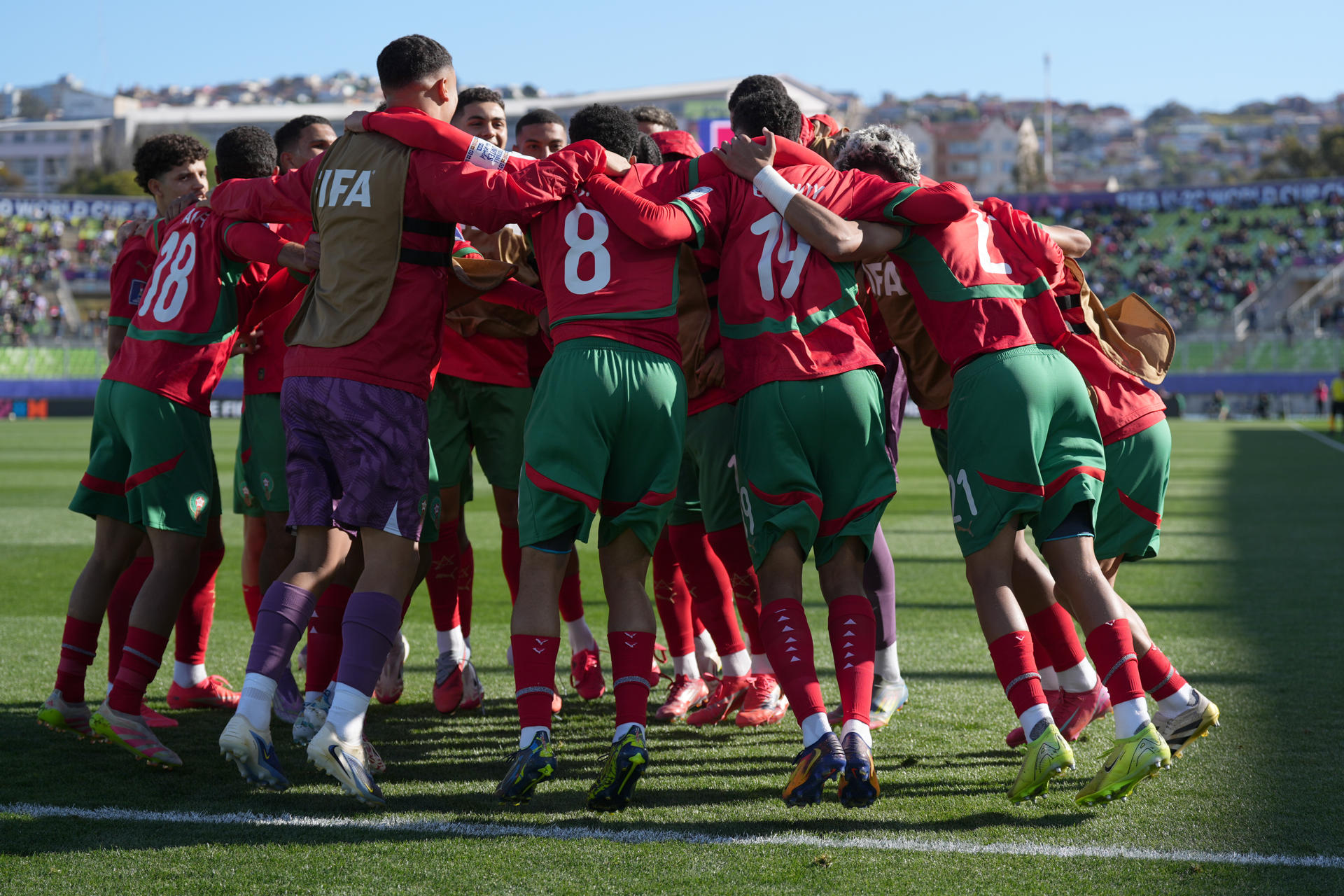 Jugadores de la selección sub-20 de Marruecos celebran este miércoles la clasificación a la final del Mundial que se disputa en Chile al imponerse a la de Francia en una tanda de penaltis (5-4) tras igualar 1-1 en tiempo reglamentario y la prórroga del partido jugado en el estadio Elias Figueroa Brander, de Valparaíso. EFE/ Adriana Thomasa