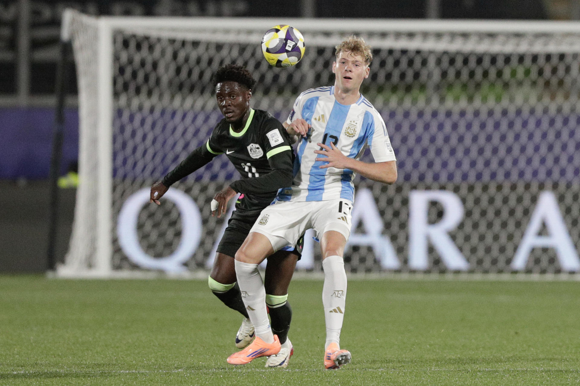 Valente Pierani (d) de Argentina disputa el balón con Musa Toure de Australia durante un partido de la Copa Mundial Sub-20. EFE/ Adriana Thomasa