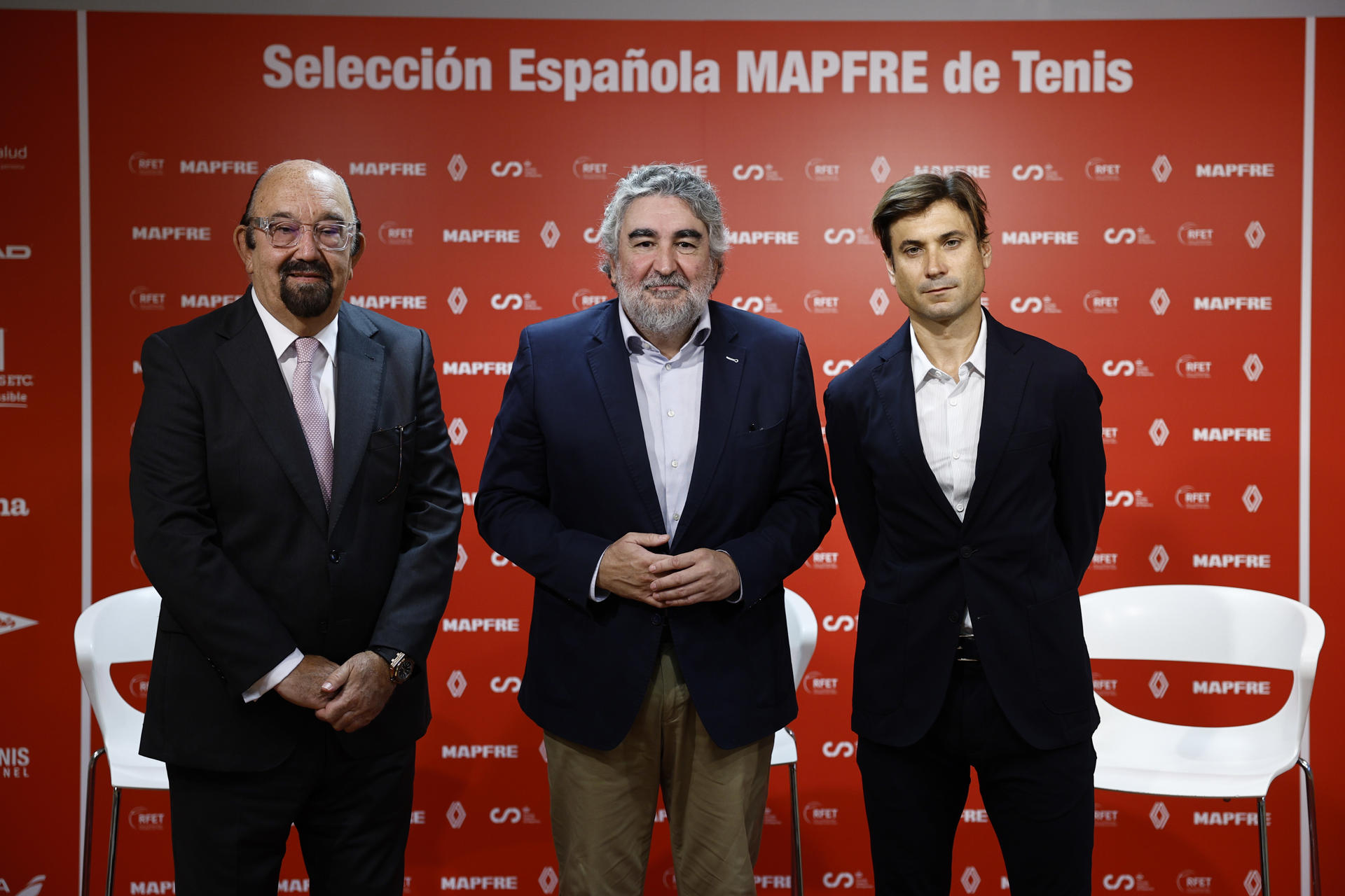El presidente del Consejo Superior de Deportes, José Manuel Rodríguez Uribes (c) junto al seleccionador nacional de tenis, David Ferrer (d) , y el presidente de la Real Federación Española de Tenis,Miguel Díaz Román (i), durante la rueda de prensa en la que Ferrer ha anunciado el equipo que disputará la Final a 8 de la Copa Davis del 19 al 23 de noviembre en Bolonia (Italia), este lunes en Madrid. EFE/ Rodrigo Jiménez