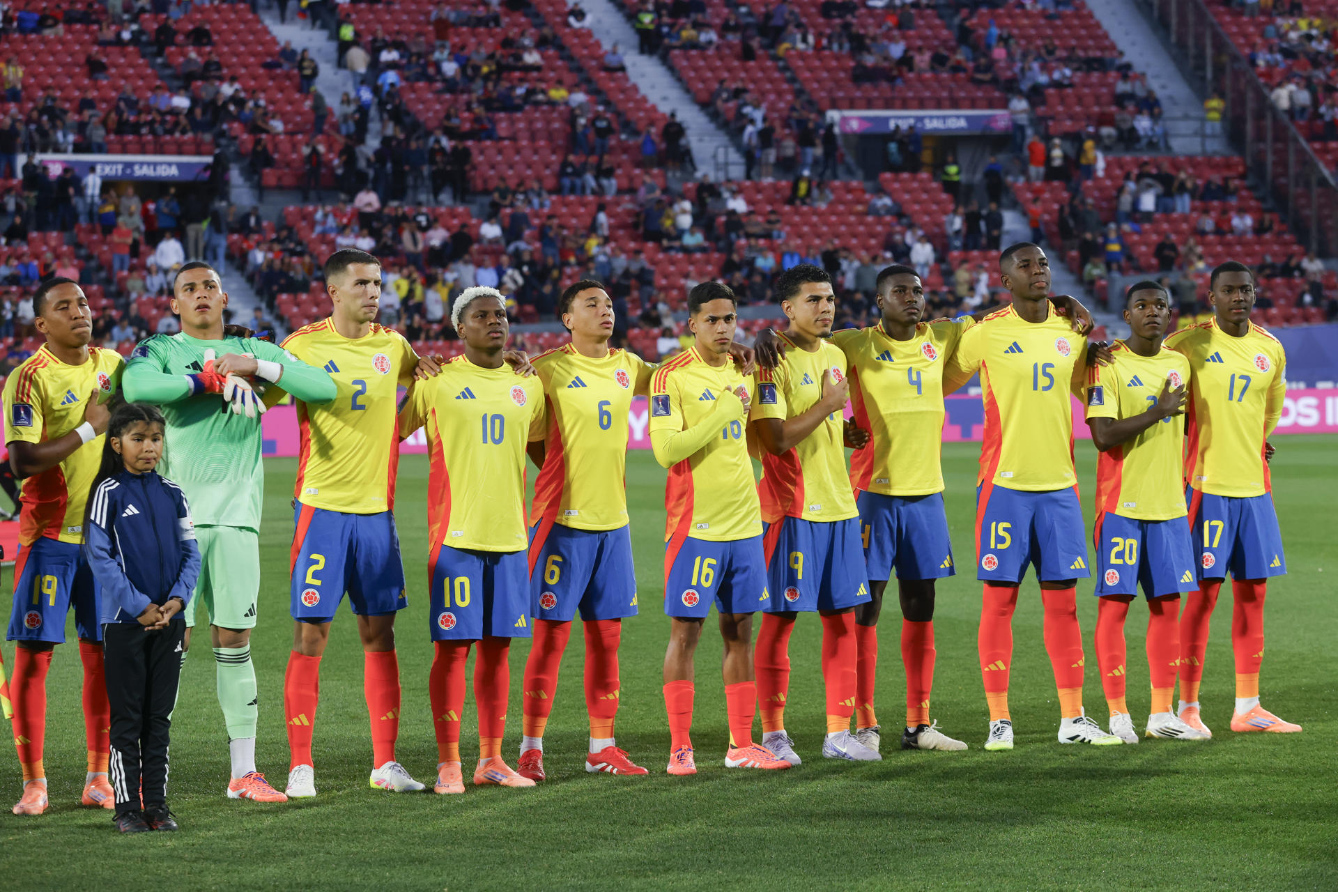Jugadores de Colombia forman previo al partido de las semifinales de la Copa del Mundo Sub-20 ante Argentina en el estadio Nacional de Santiago (Chile). EFE/ Esteban Garay