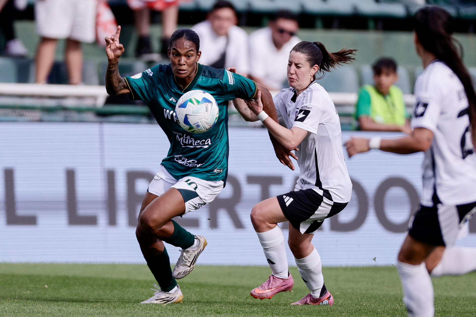 Melanin Aponzá (i), del Cali, conduce el balón ante la marca de Rosario Balmaceda, de Colo Colo en las semifinales de la Copa Libertadores Femenina. EFE/Juan Ignacio Roncoroni