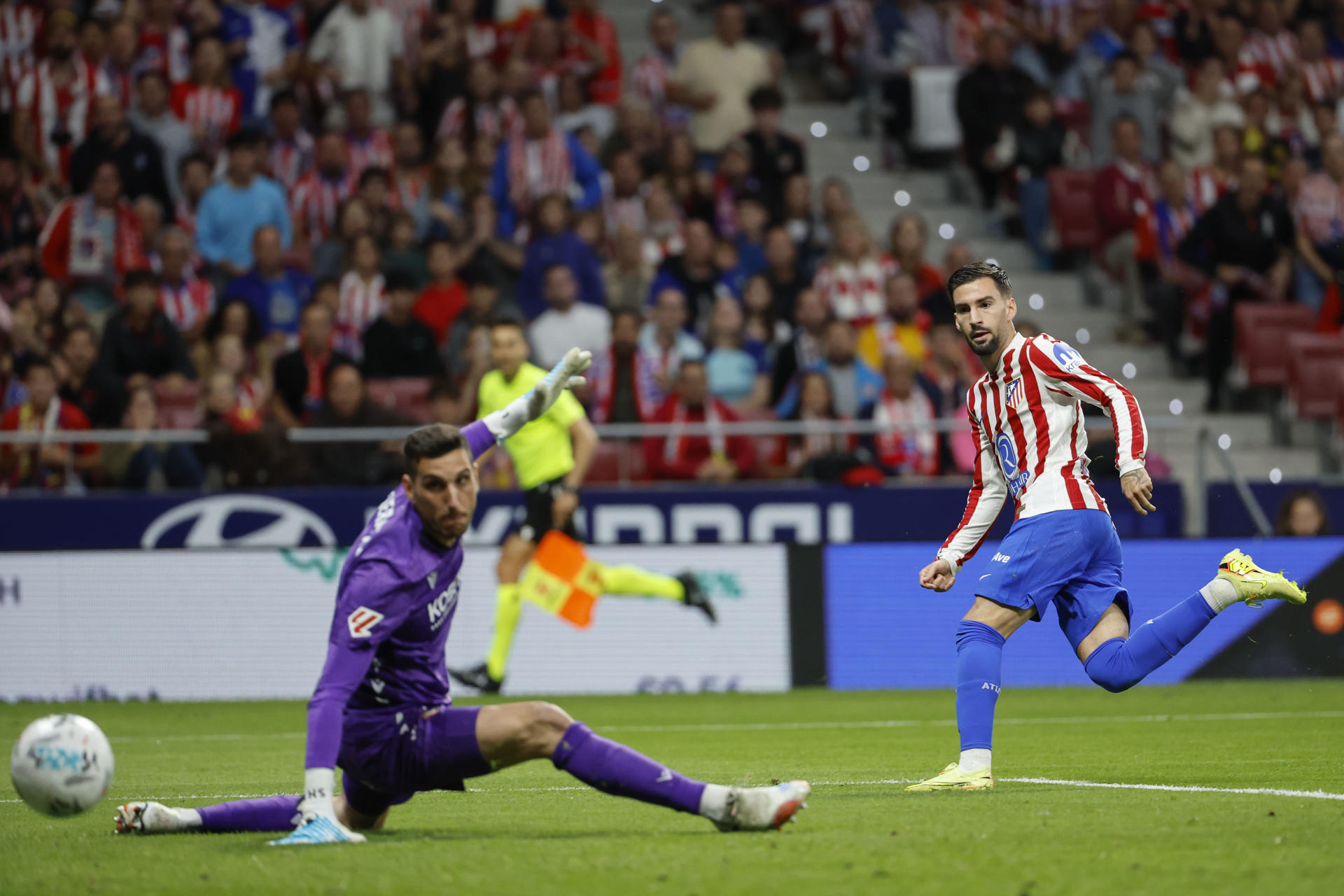 El centrocampista del Atlético de Madrid Alex Baena celebra el gol, que fue anulado a instancias del VAR, durante el encuentro correspondiente a la jornada 9 de Laliga EA Sports que disputaron Atlético de Madrid y Osasuna en el estadio Metropolitano, en Madrid. EFE / Mariscal.