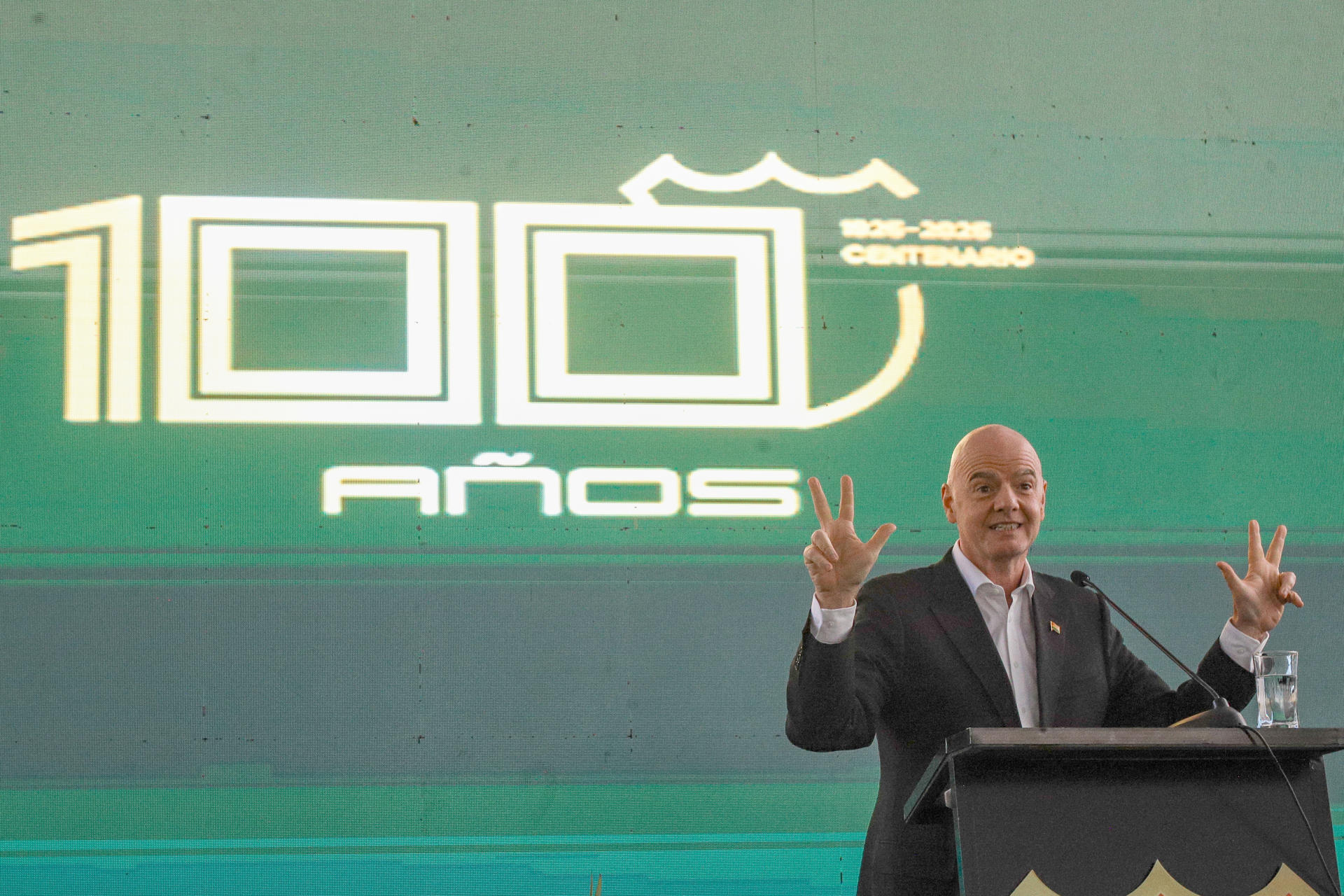El presidente de la FIFA, Gianni Infantino, habla durante un evento por el centenario de la Federación Boliviana de Fútbol (FBF) en La Paz. EFE/Gabriel Márquez